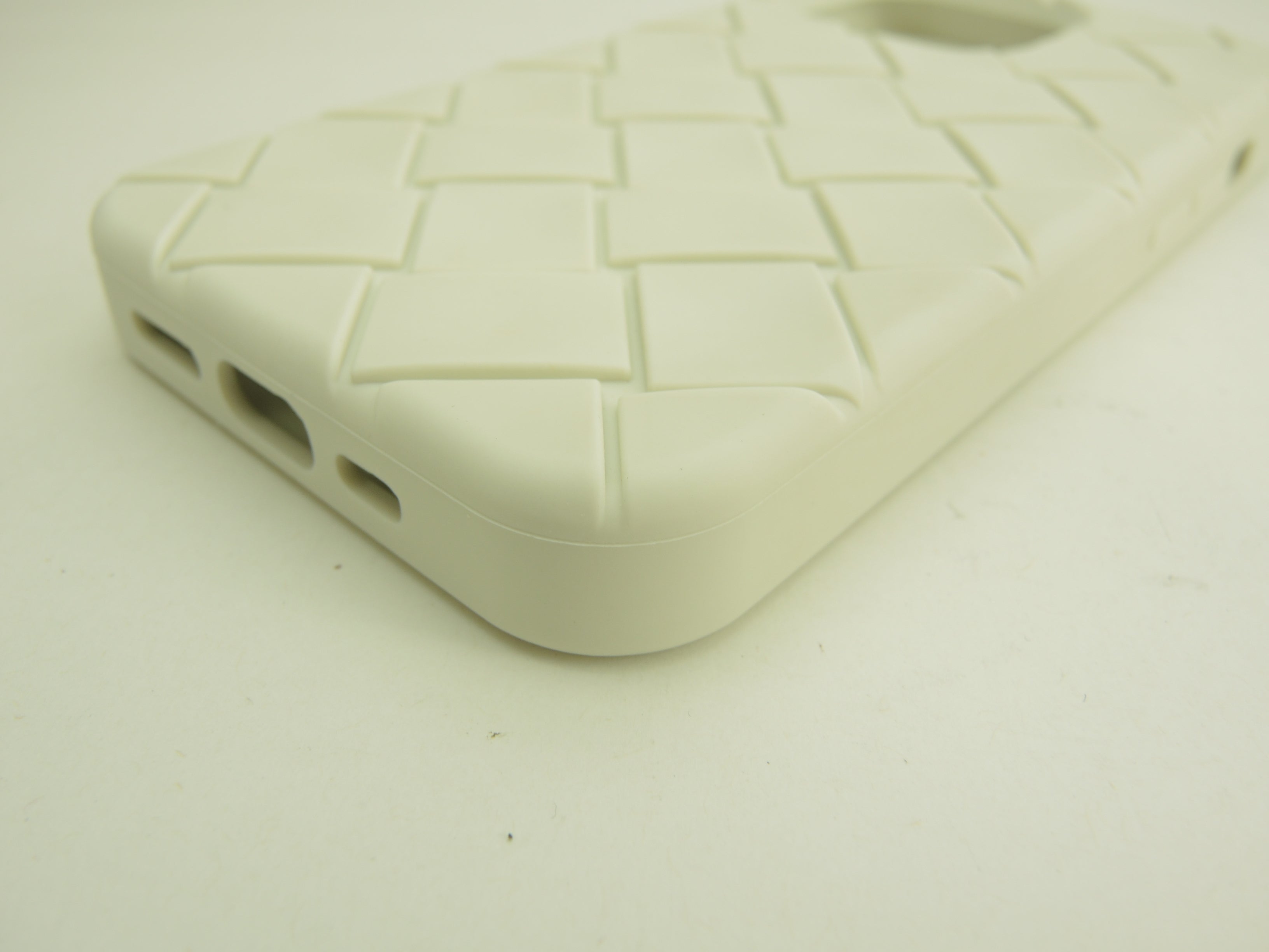 ボッテガヴェネタ iphone13Proケース 中イントレチャート シリコン白 カバー 極美品@ 25