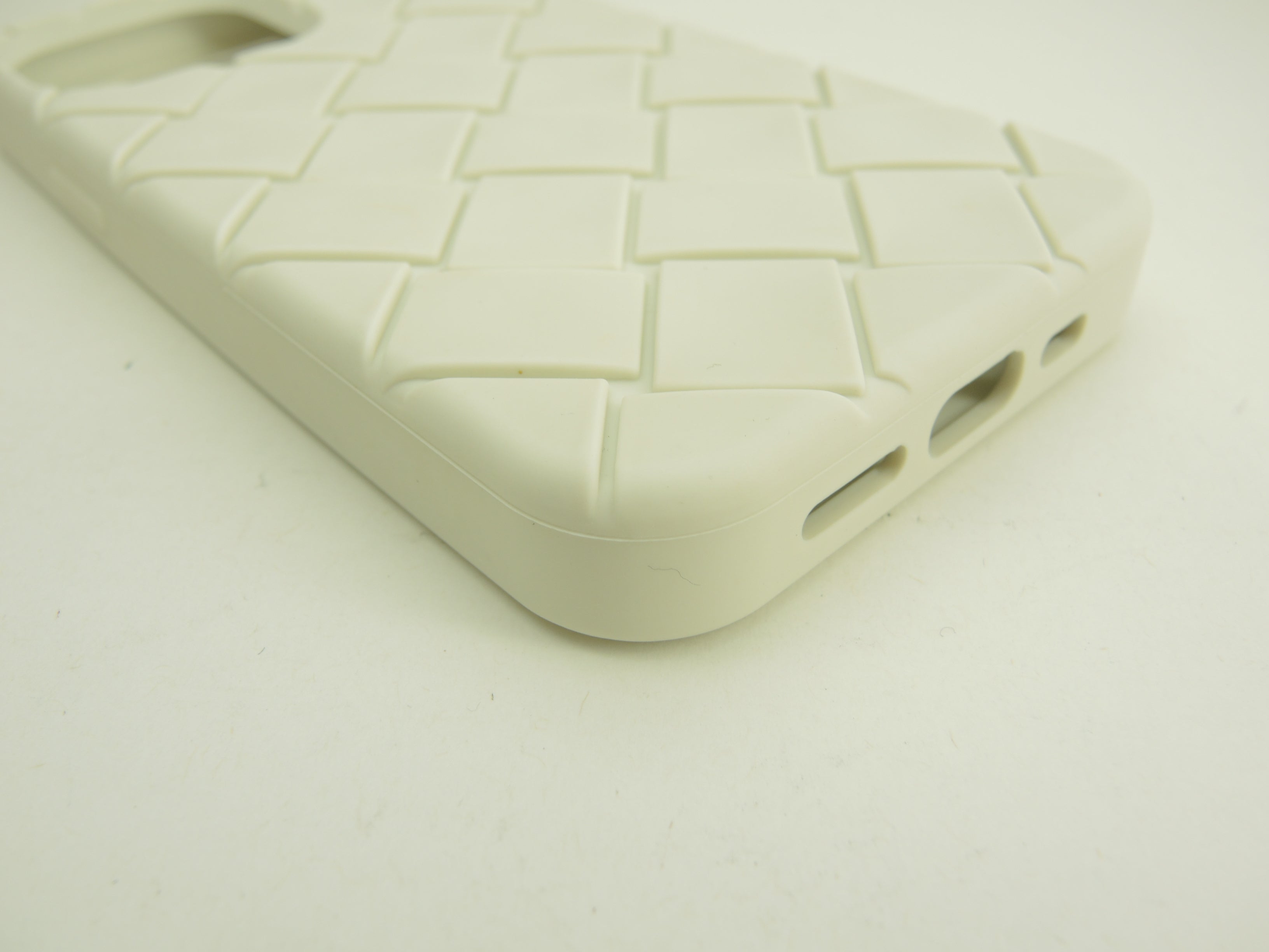 ボッテガヴェネタ iphone13Proケース 中イントレチャート シリコン白 カバー 極美品@ 25