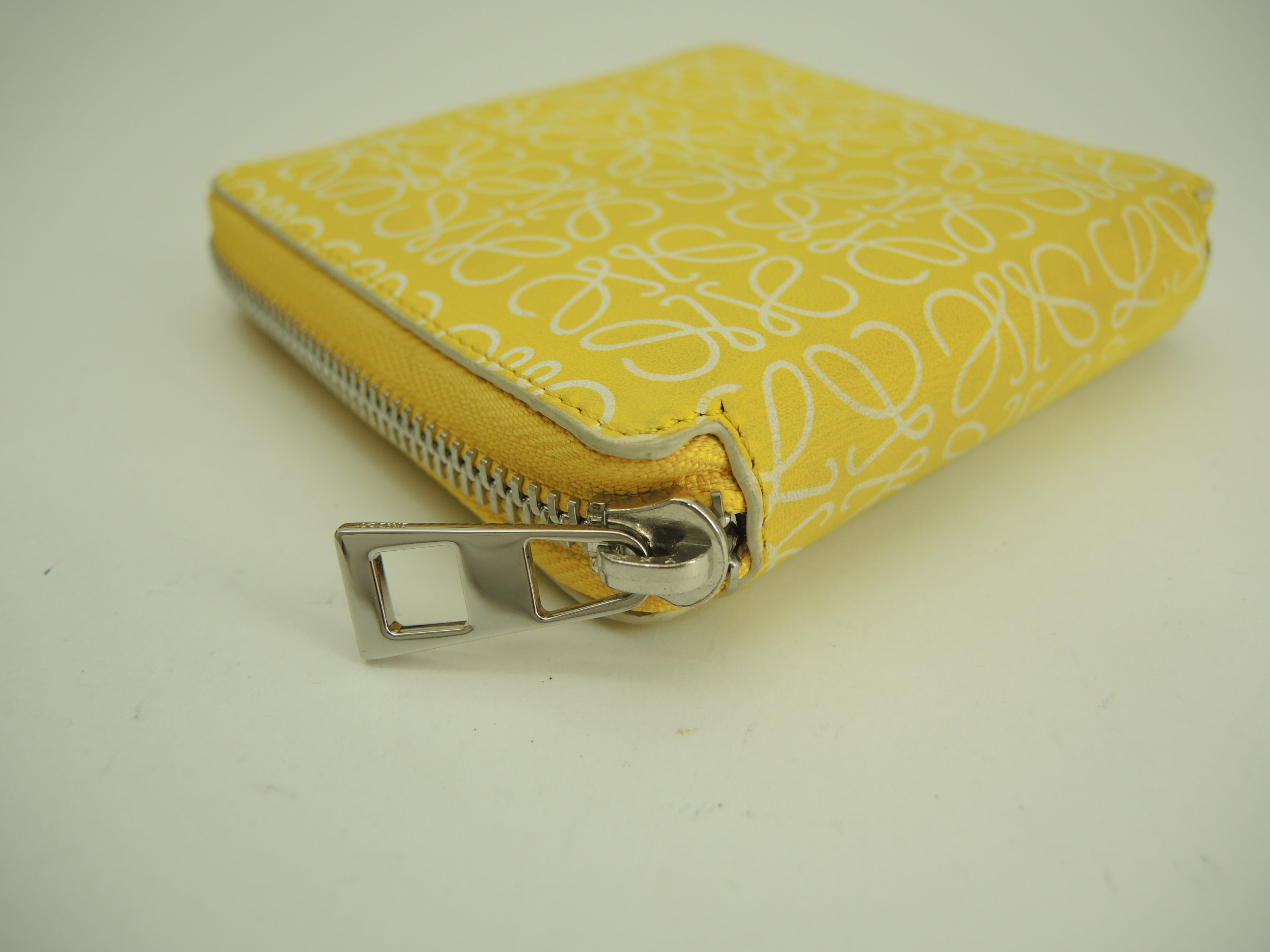Portafoglio Loewe Square Zip Anagram in pelle gialla con cerniera, a due scomparti @101847