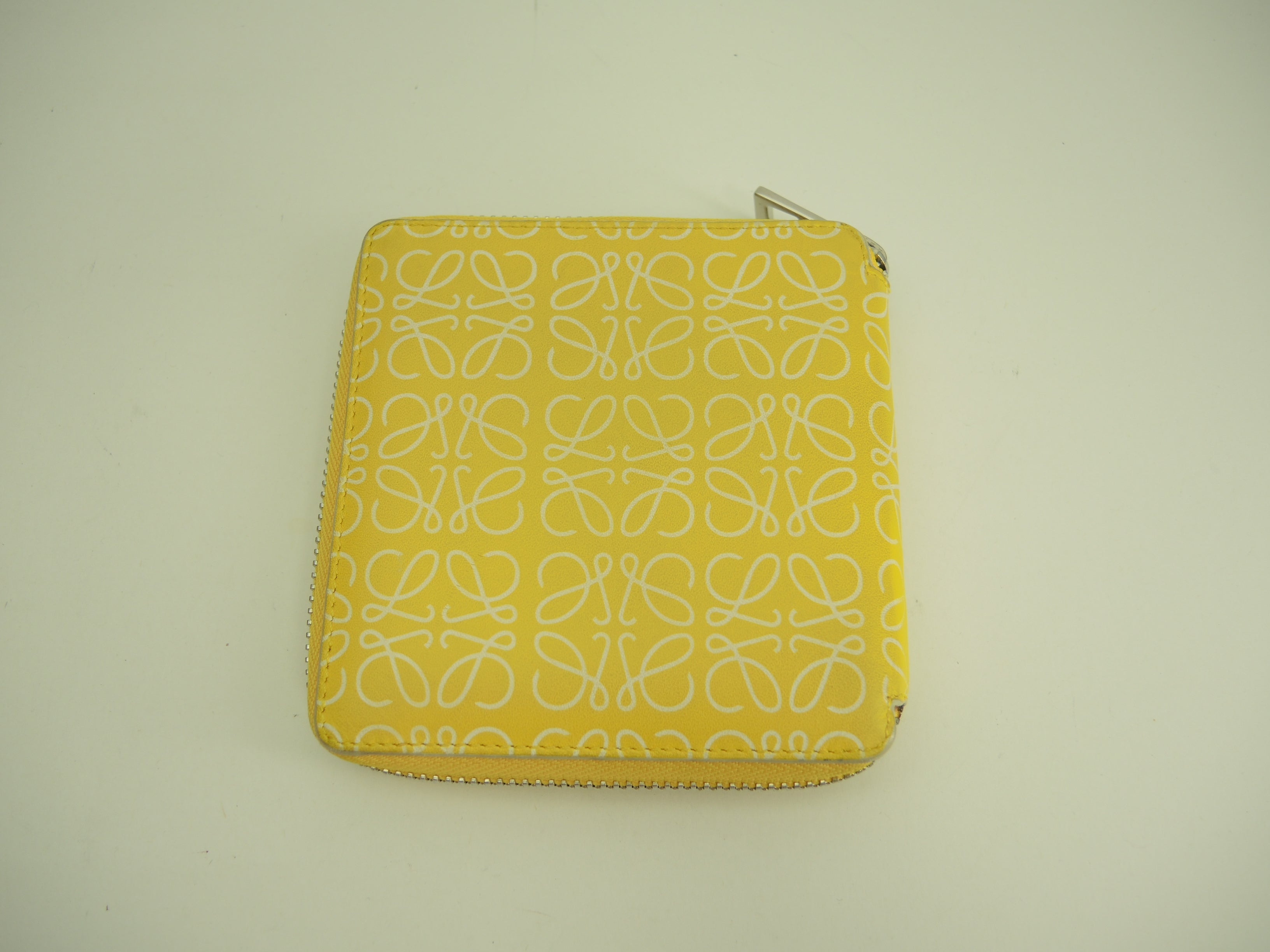 Portafoglio Loewe Square Zip Anagram in pelle gialla con cerniera, a due scomparti @101847