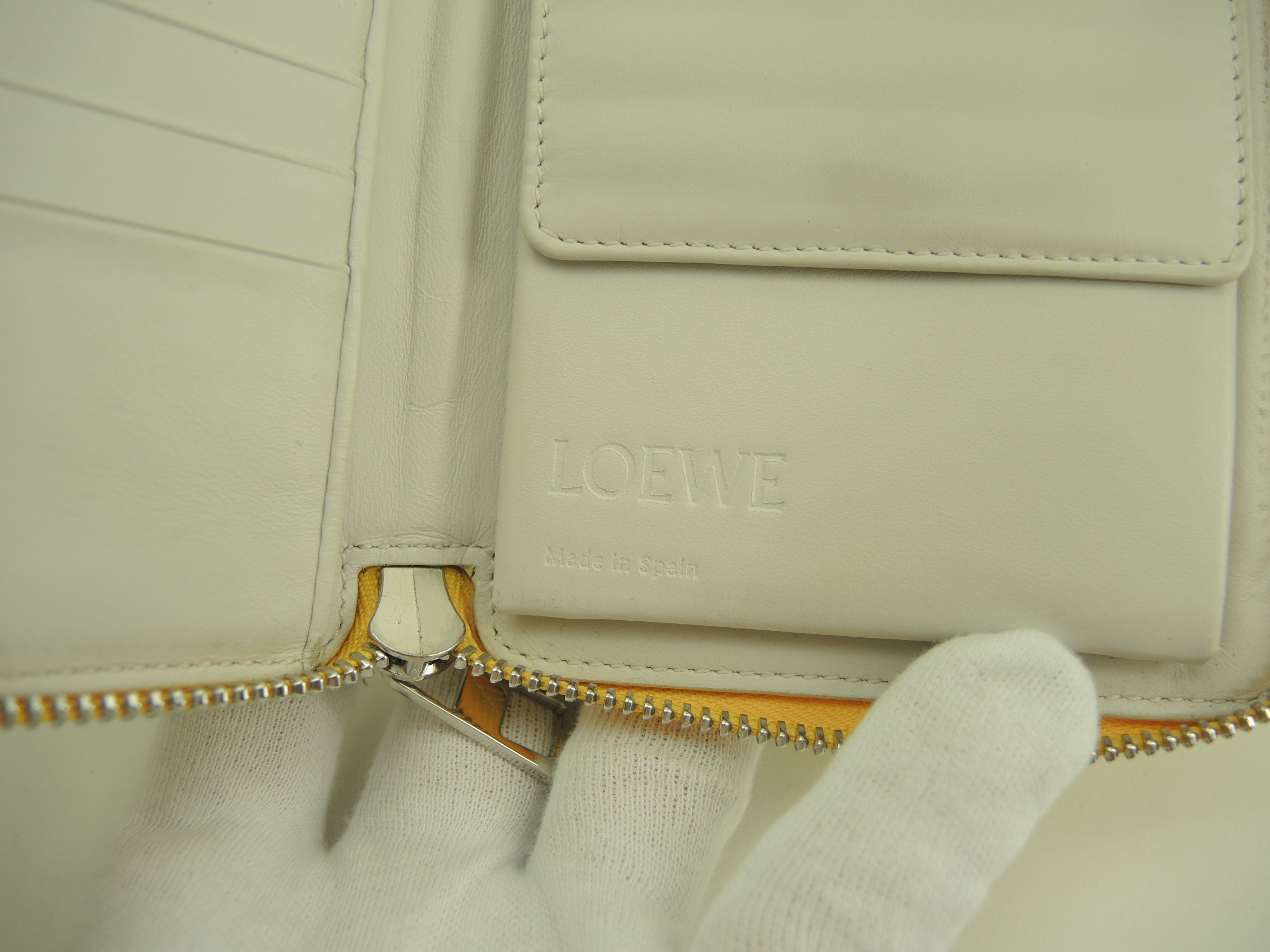 Portafoglio Loewe Square Zip Anagram in pelle gialla con cerniera, a due scomparti @101847