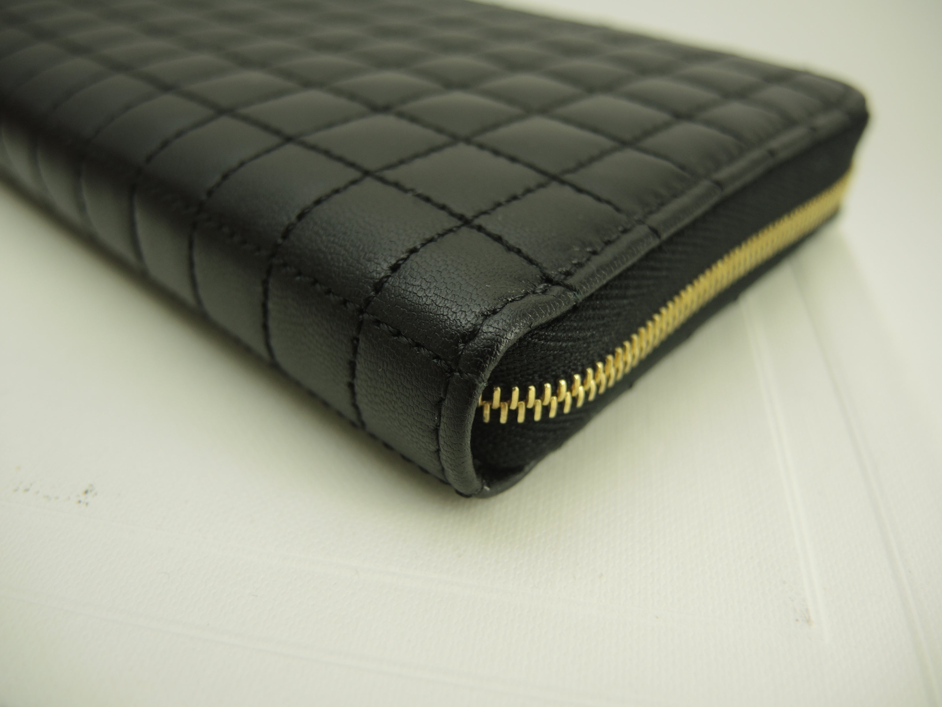 Celine Portafoglio lungo in pelle trapuntata nera con cerniera a giro, C Charm, nuovo con etichette @ 9