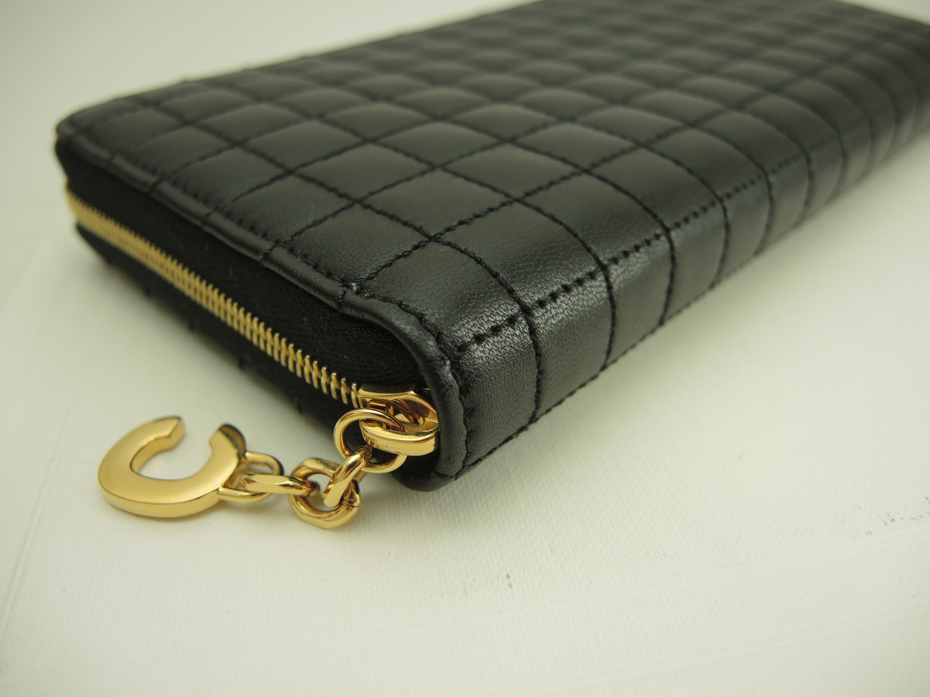 Celine Portafoglio lungo in pelle trapuntata nera con cerniera a giro, C Charm, nuovo con etichette @ 9