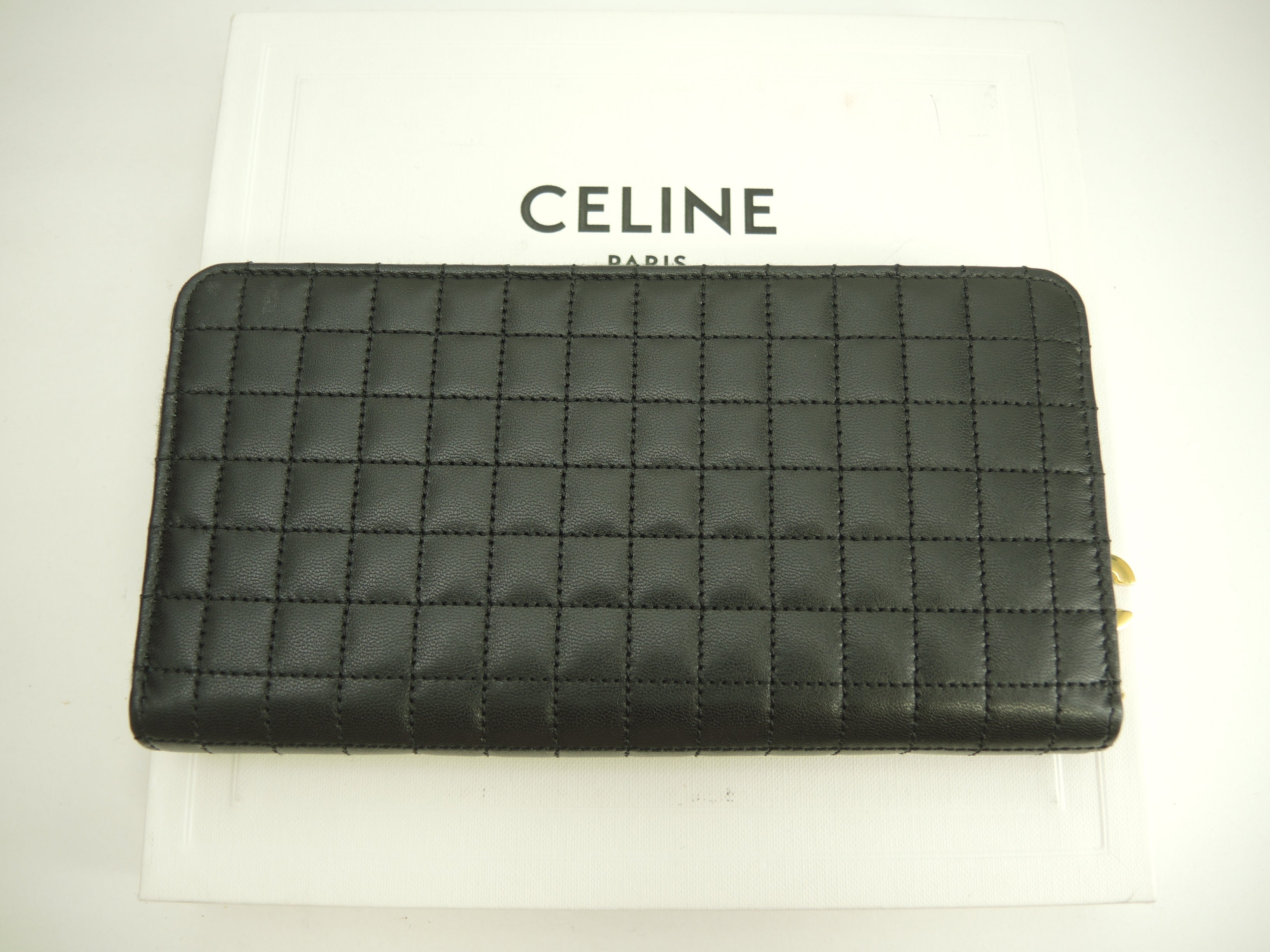 Celine Portafoglio lungo in pelle trapuntata nera con cerniera a giro, C Charm, nuovo con etichette @ 9