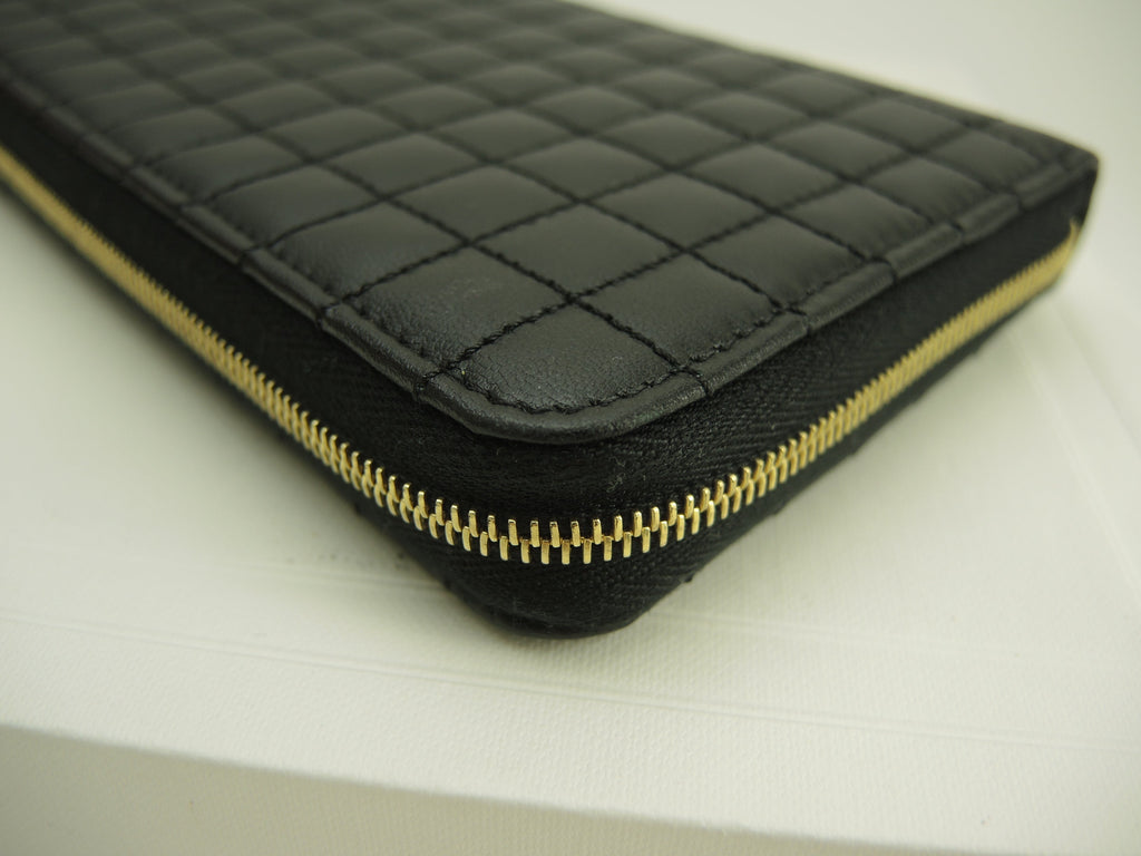 Celine Portafoglio lungo in pelle trapuntata nera con cerniera a giro, C Charm, nuovo con etichette @ 9