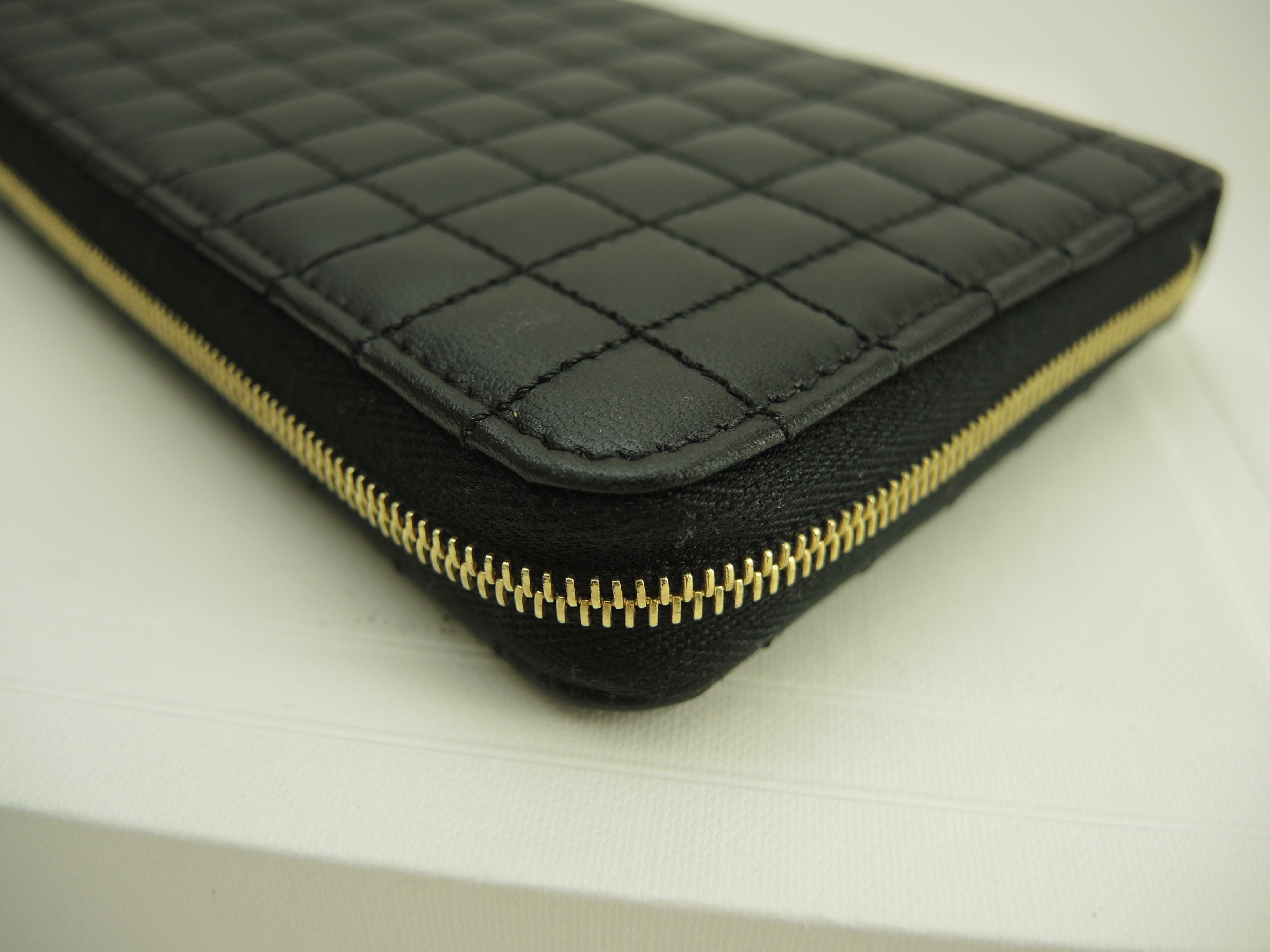 Celine Portafoglio lungo in pelle trapuntata nera con cerniera a giro, C Charm, nuovo con etichette @ 9