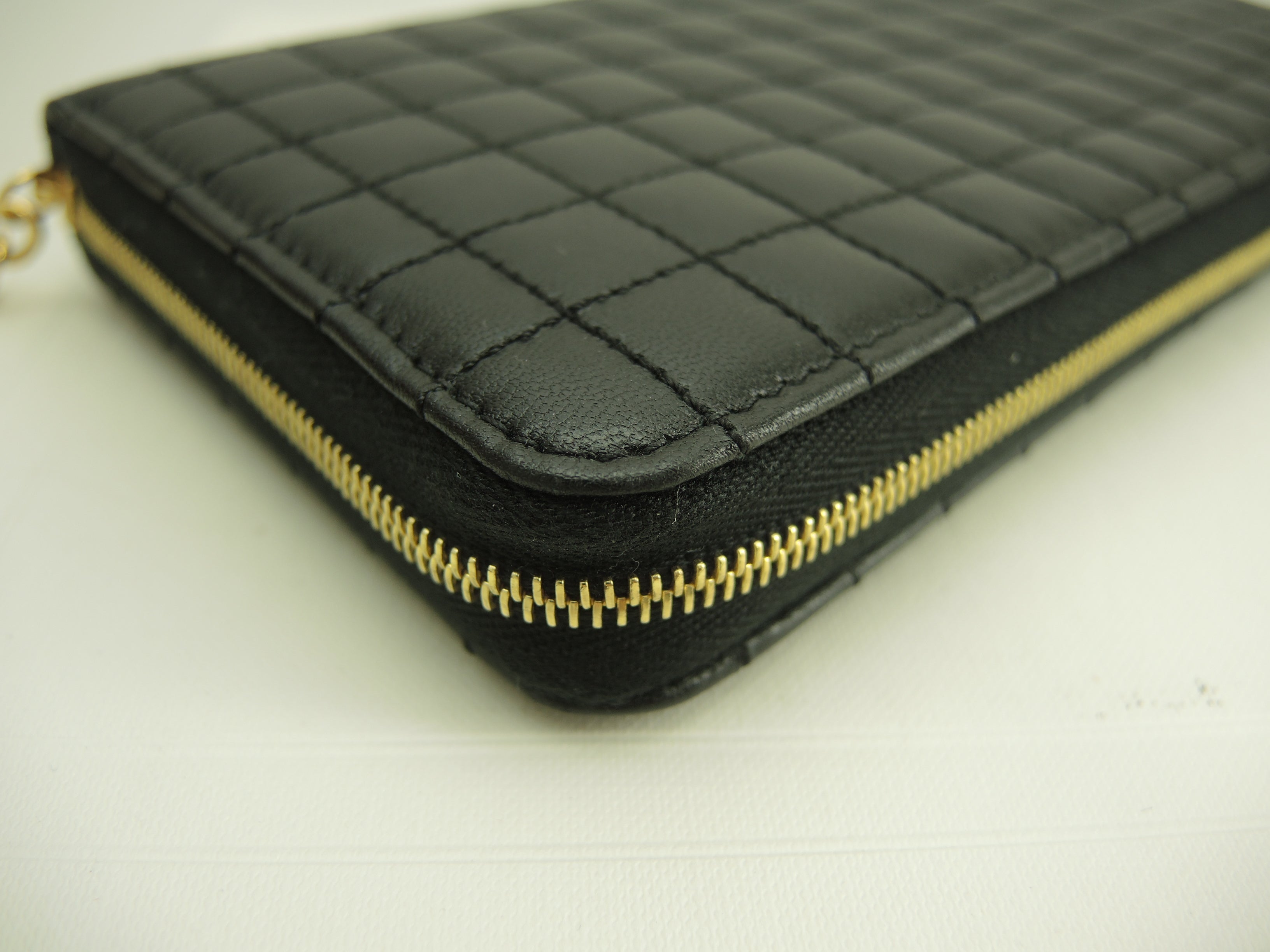 Celine Portafoglio lungo in pelle trapuntata nera con cerniera a giro, C Charm, nuovo con etichette @ 9
