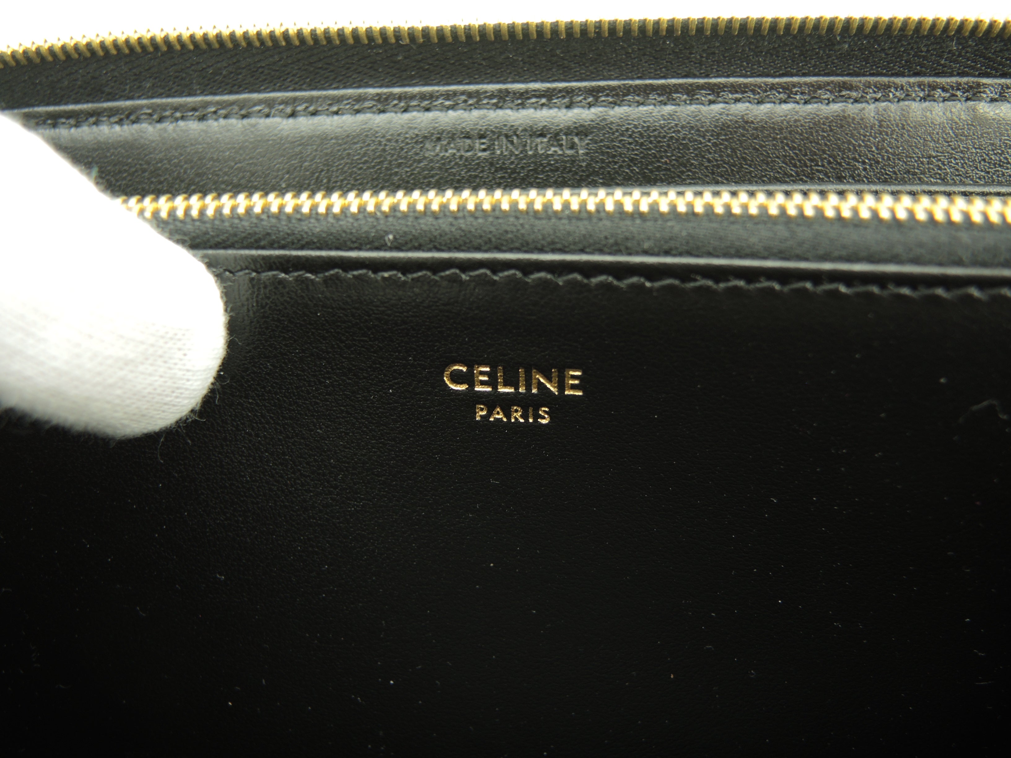 Celine Portafoglio lungo in pelle trapuntata nera con cerniera a giro, C Charm, nuovo con etichette @ 9