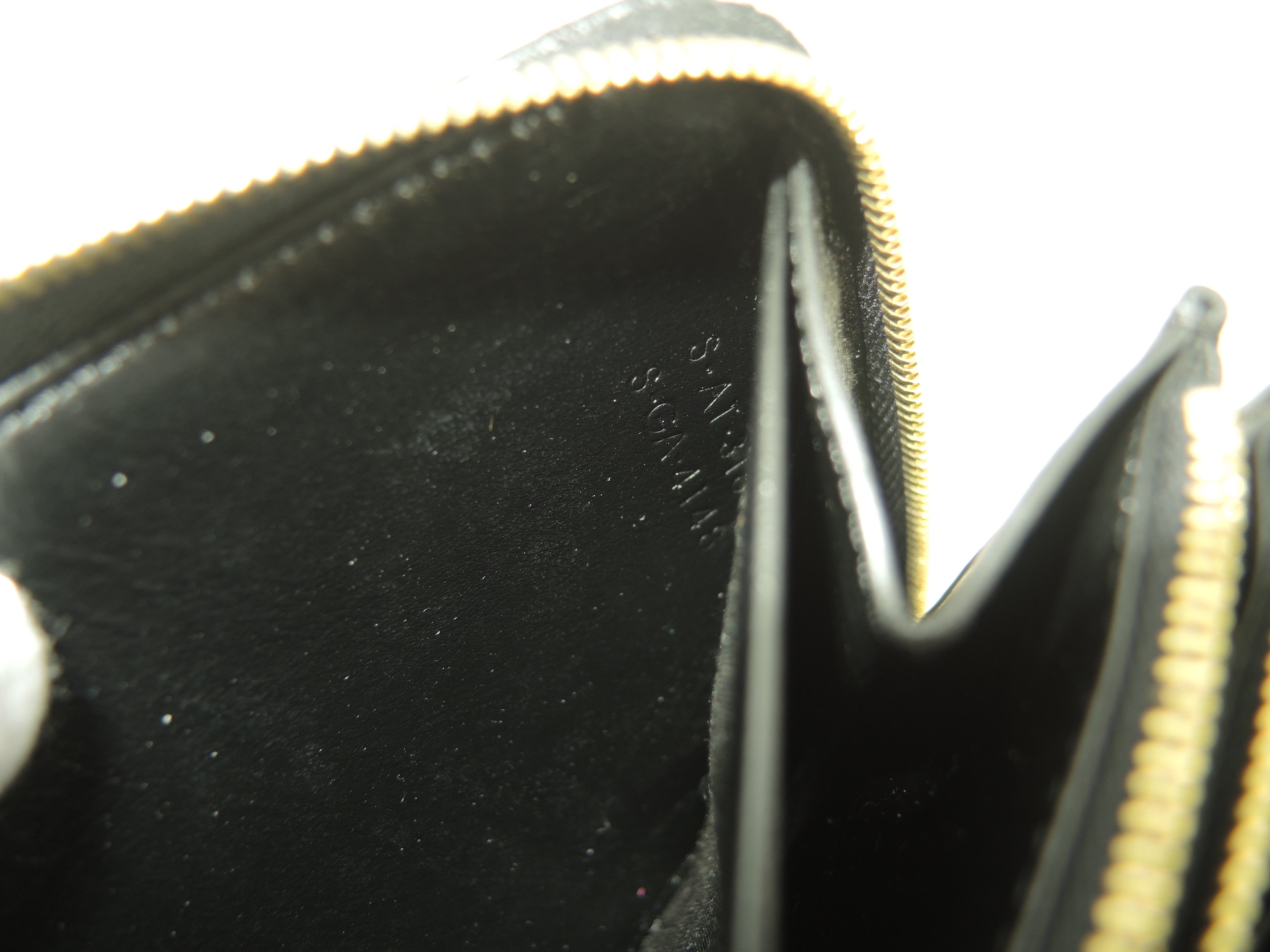 Celine Portafoglio lungo in pelle trapuntata nera con cerniera a giro, C Charm, nuovo con etichette @ 9