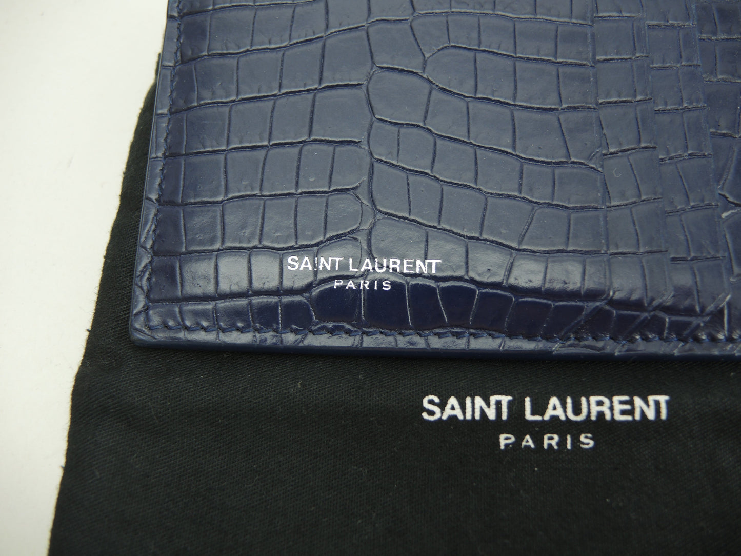 Saint Laurent Portacarte YSL in pelle effetto coccodrillo blu con scomparti per carte e portamonete @MRT458583-0718