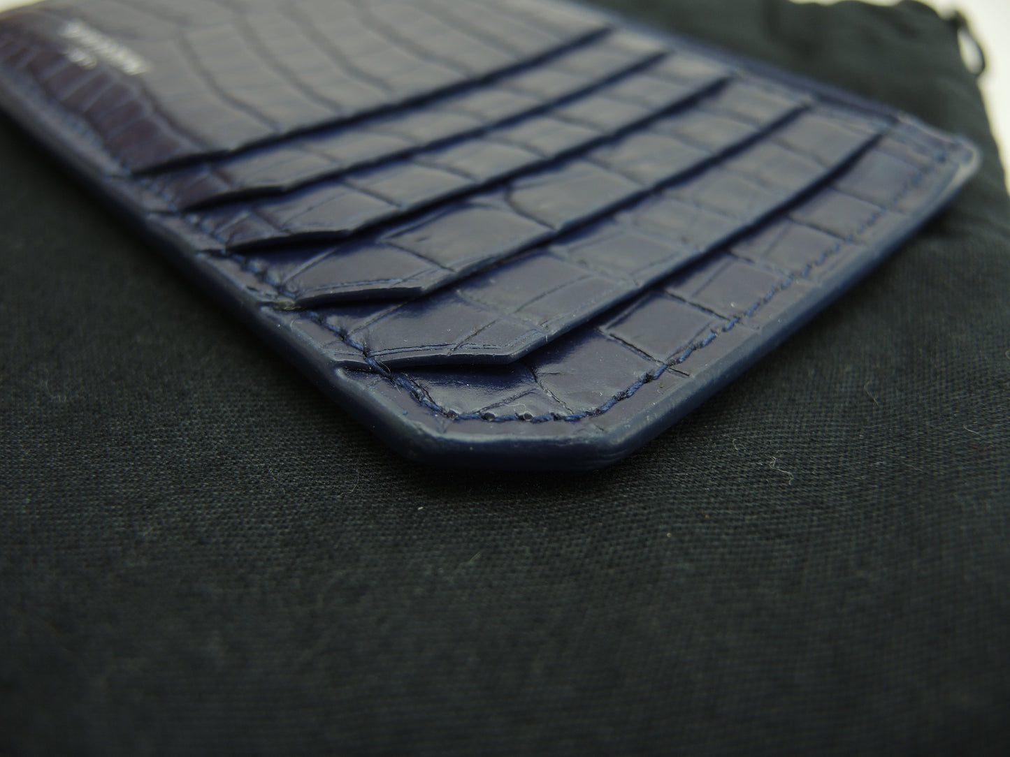 Saint Laurent Portacarte YSL in pelle effetto coccodrillo blu con scomparti per carte e portamonete @MRT458583-0718