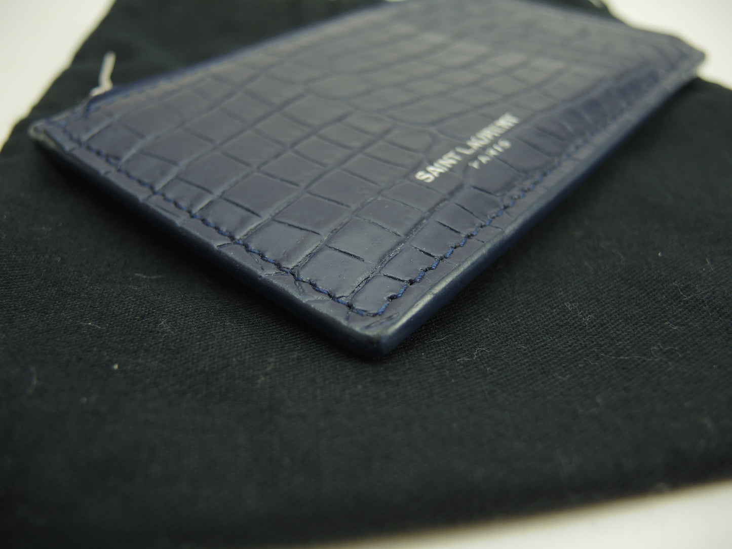 Saint Laurent Portacarte YSL in pelle effetto coccodrillo blu con scomparti per carte e portamonete @MRT458583-0718