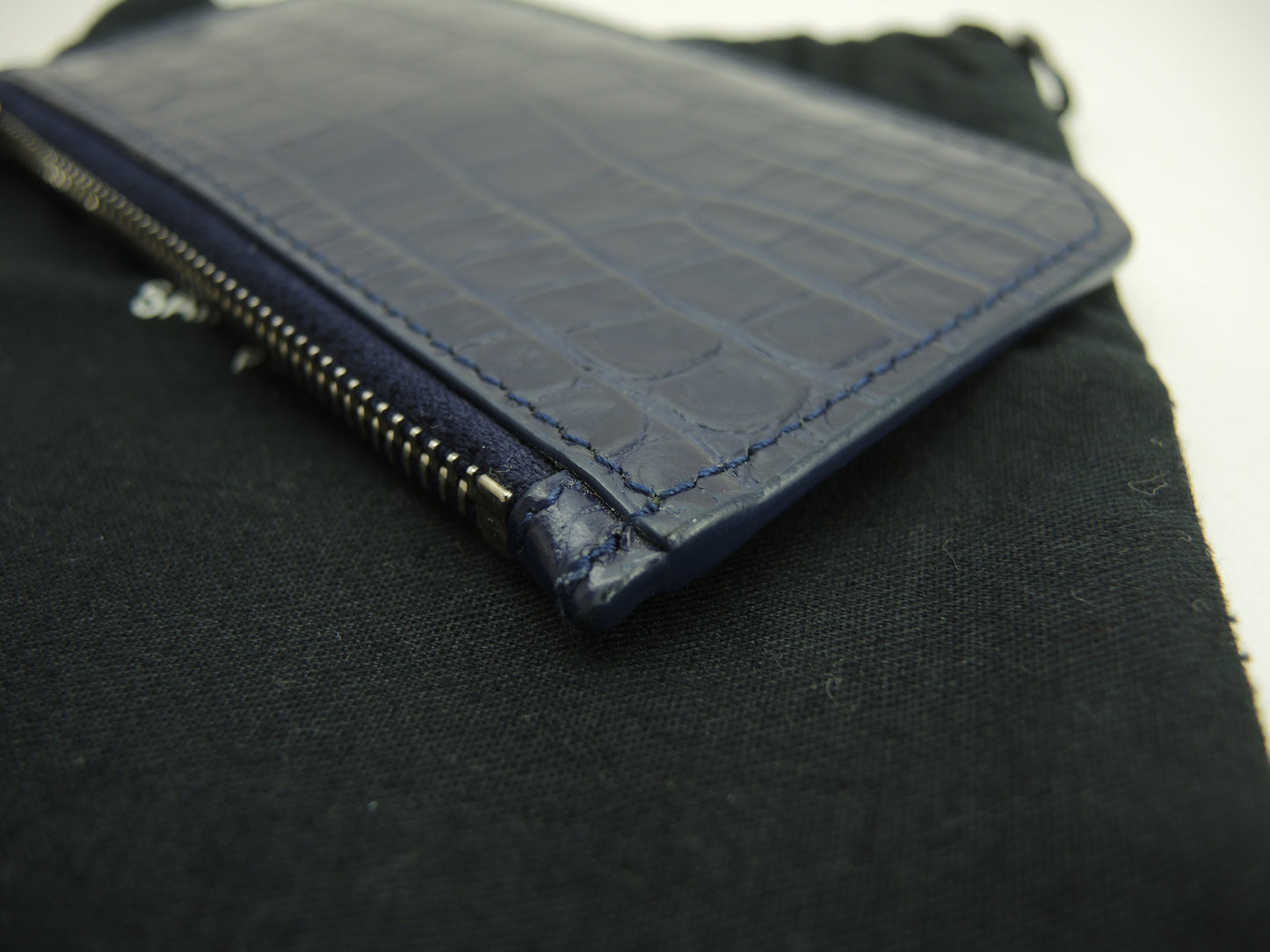 Saint Laurent Portacarte YSL in pelle effetto coccodrillo blu con scomparti per carte e portamonete @MRT458583-0718