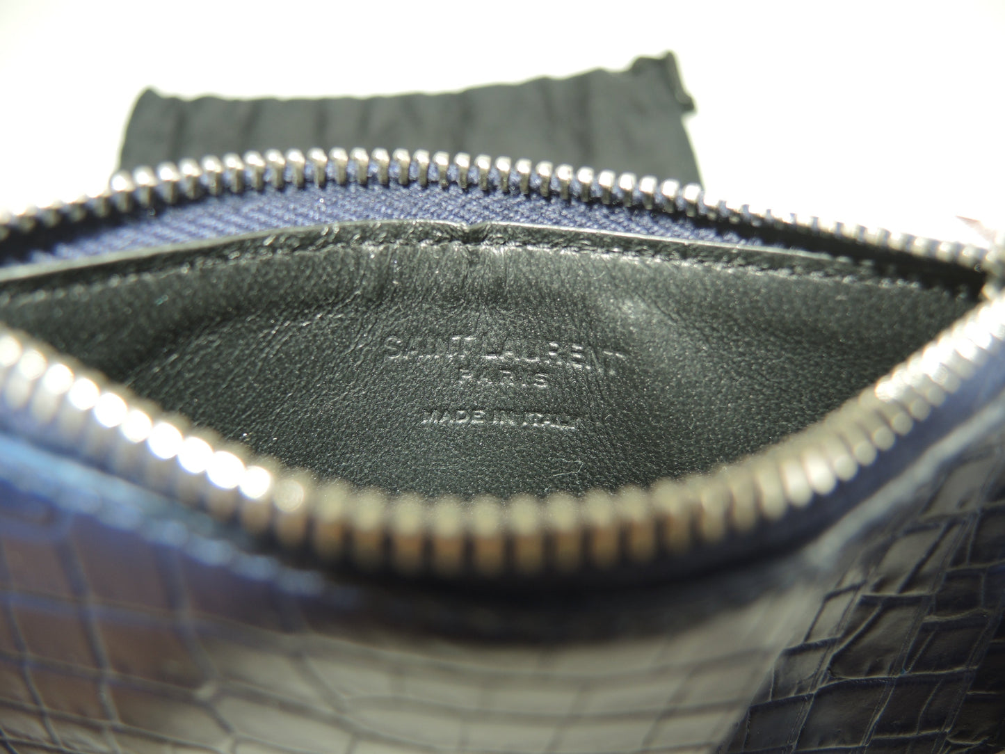 Saint Laurent Portacarte YSL in pelle effetto coccodrillo blu con scomparti per carte e portamonete @MRT458583-0718