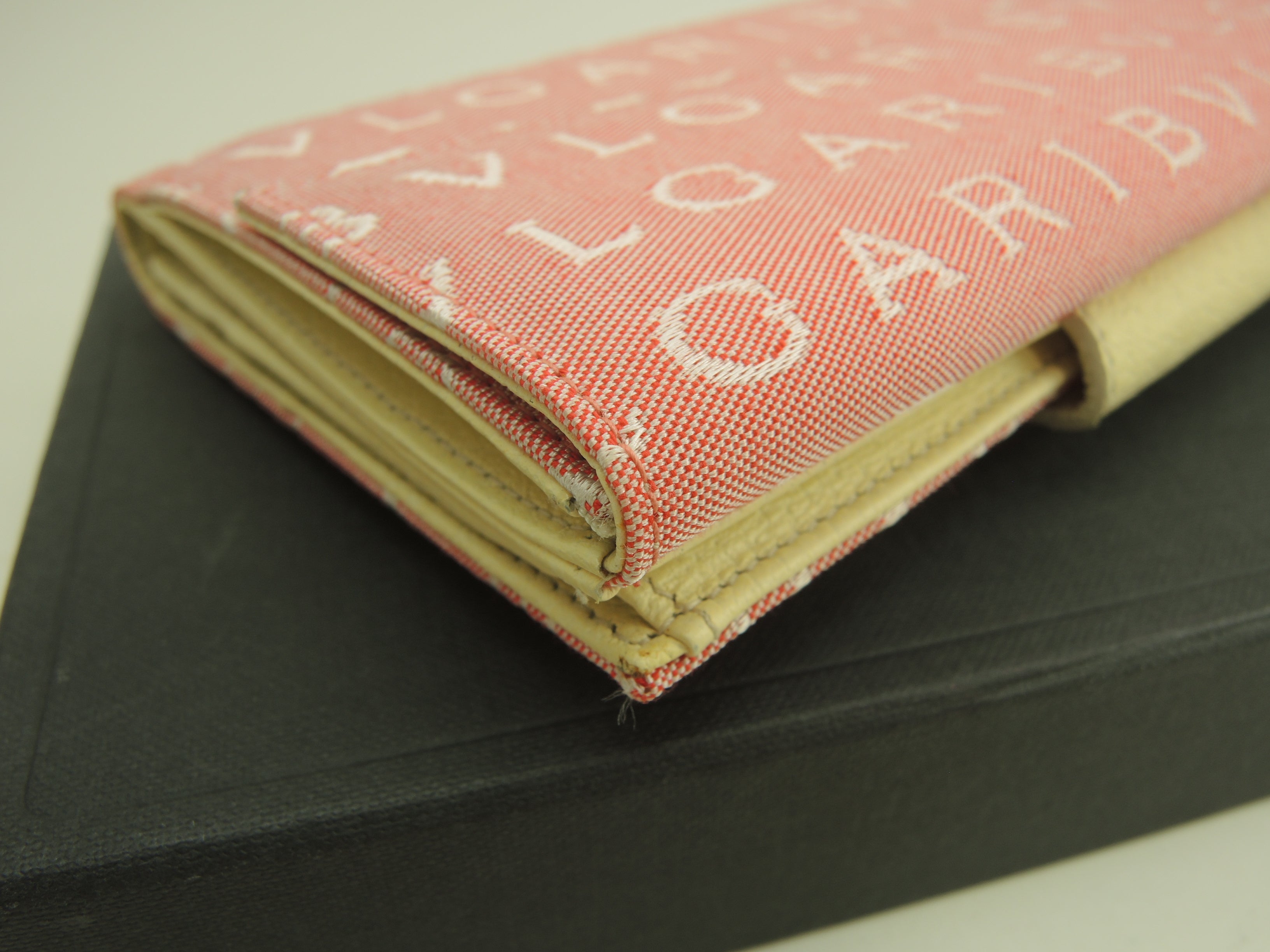 Portafoglio lungo Bulgari Bulgari con doppia patta in cotone/pelle rosa/crema, nuovo di zecca@ABEBEA