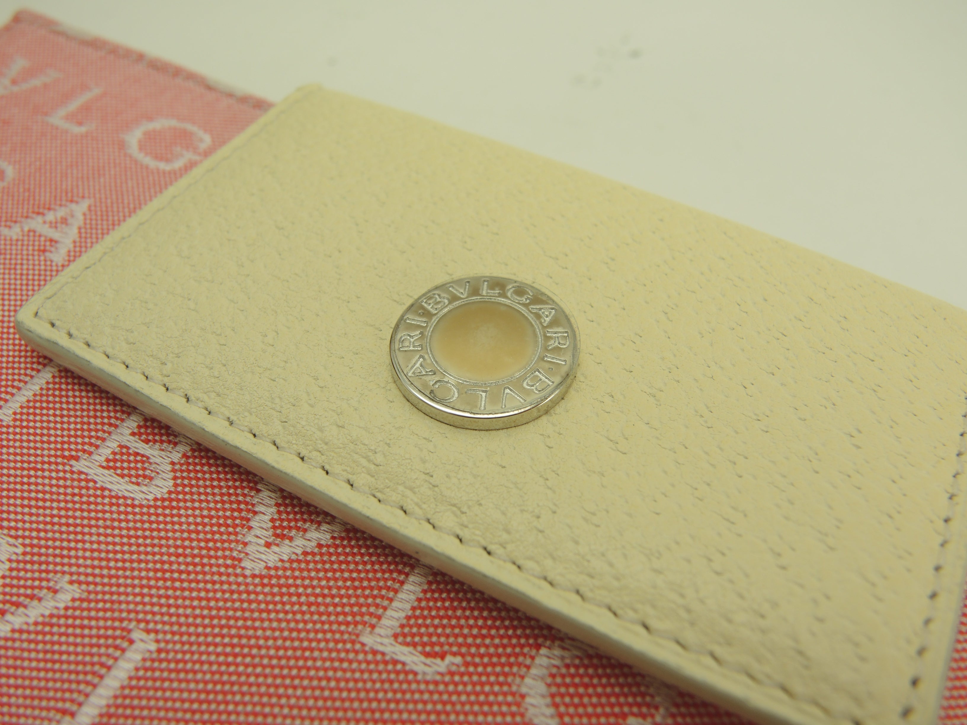 Portafoglio lungo Bulgari Bulgari con doppia patta in cotone/pelle rosa/crema, nuovo di zecca@ABEBEA