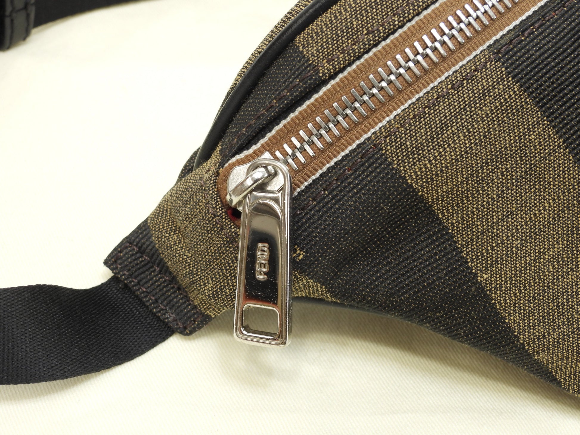 Fendi marsupio piccolo, Pechin in nylon nero e giallo, marsupio, bum bag, condizioni eccellenti @ 2