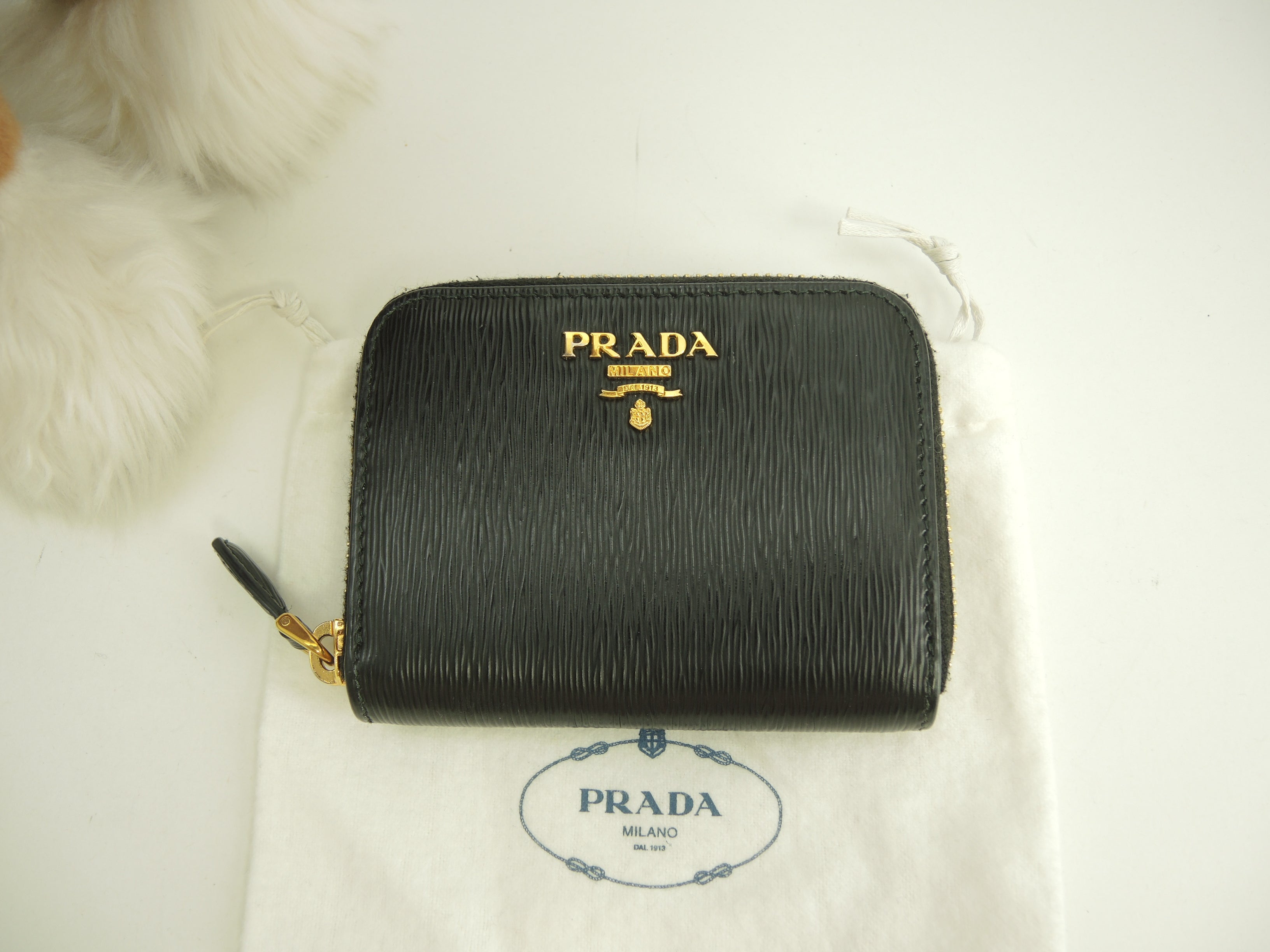 Prada Portamonete in pelle a righe verticali nero, ferramenta dorata, cerniera per monete, logo 3D @42A