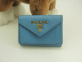 Prada mini portafoglio, logo in metallo, Saffiano azzurro, portafoglio piccolo a tre ante, come nuovo @62B 2