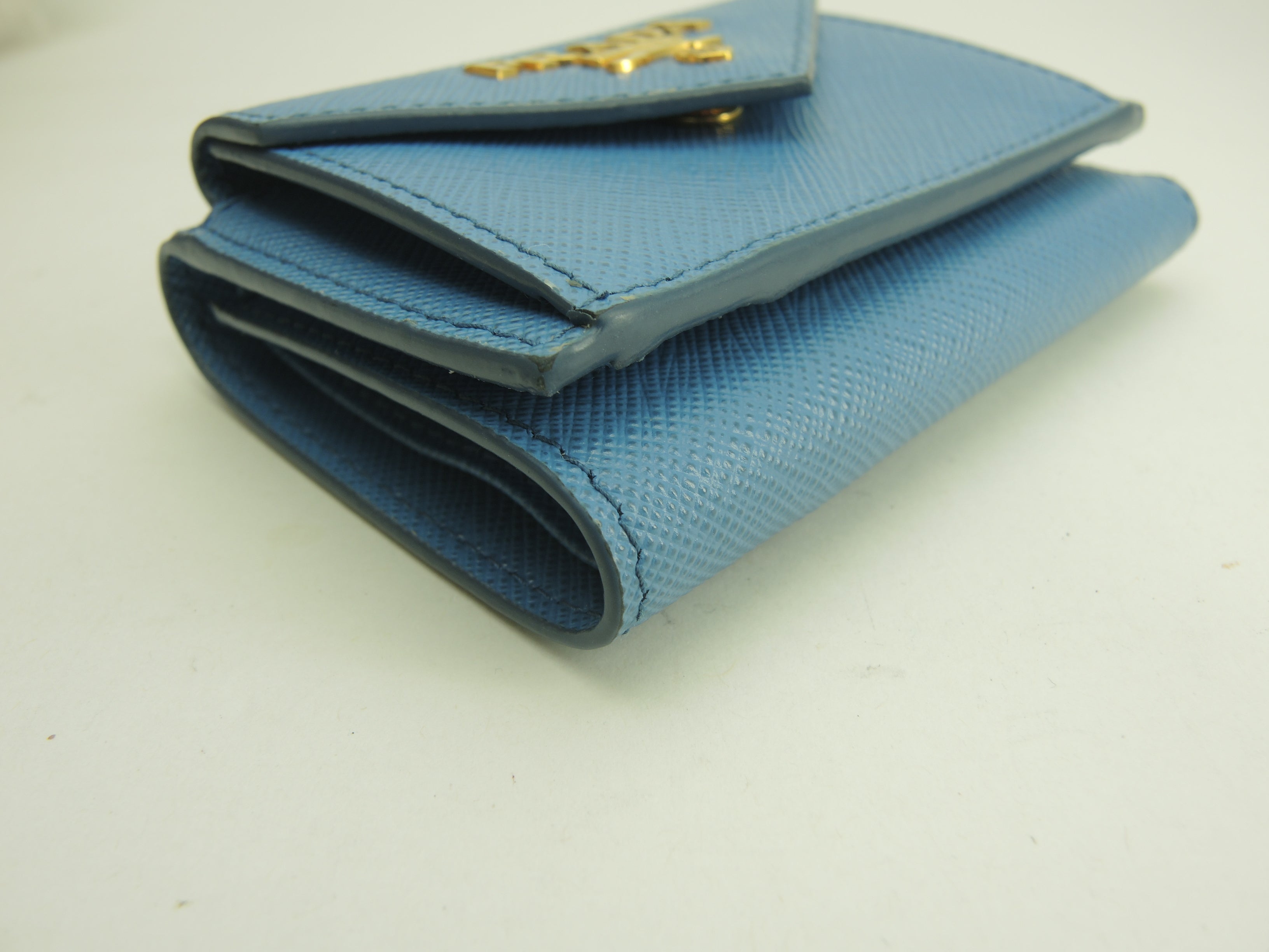 Prada mini portafoglio, logo in metallo, Saffiano azzurro, portafoglio piccolo a tre ante, come nuovo @62B 2