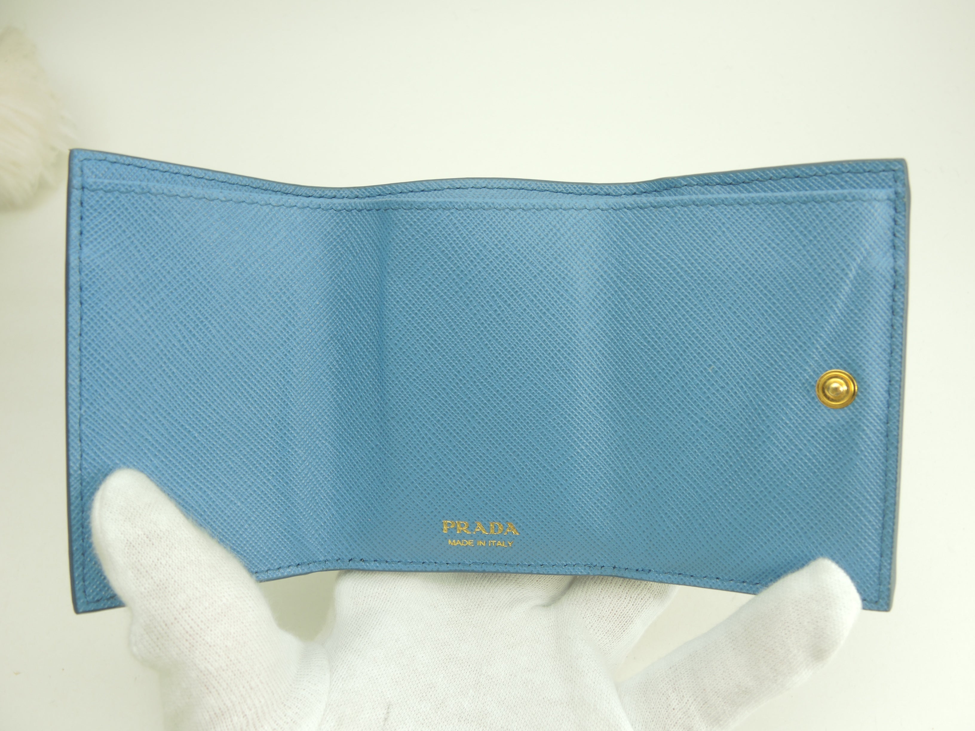 Prada mini portafoglio, logo in metallo, Saffiano azzurro, portafoglio piccolo a tre ante, come nuovo @62B 2