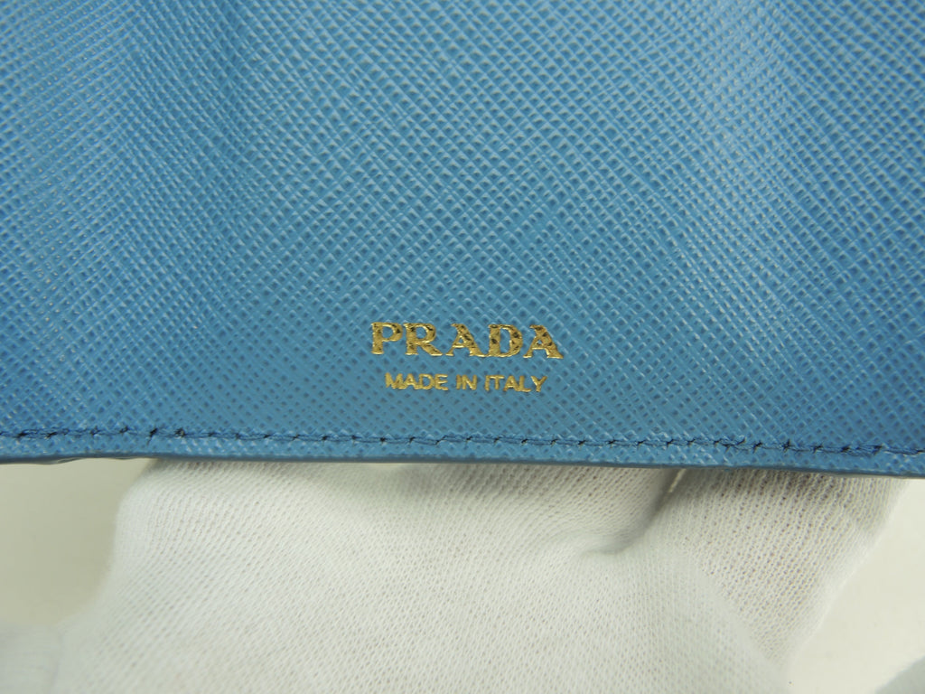 Prada mini portafoglio, logo in metallo, Saffiano azzurro, portafoglio piccolo a tre ante, come nuovo @62B 2
