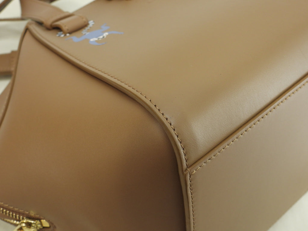 Loewe Hammock Compact borsa Suna Fujita collaborazione pelle marrone borsa a mano borsa a tracolla scimmia@012339