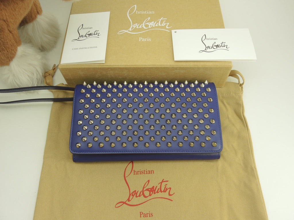 Christian Louboutin Macaron Pochette Portafoglio in pelle viola con borchie, nuovo con cartellino
