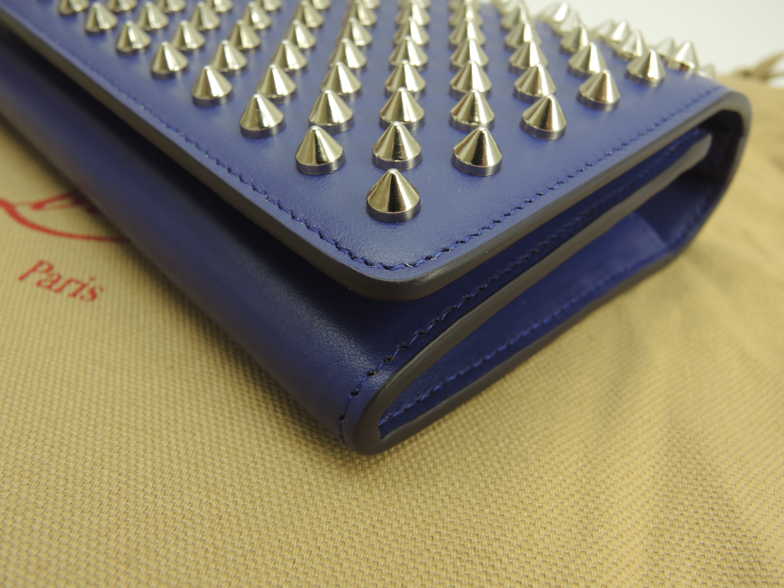 Christian Louboutin Macaron Pochette Portafoglio in pelle viola con borchie, nuovo con cartellino