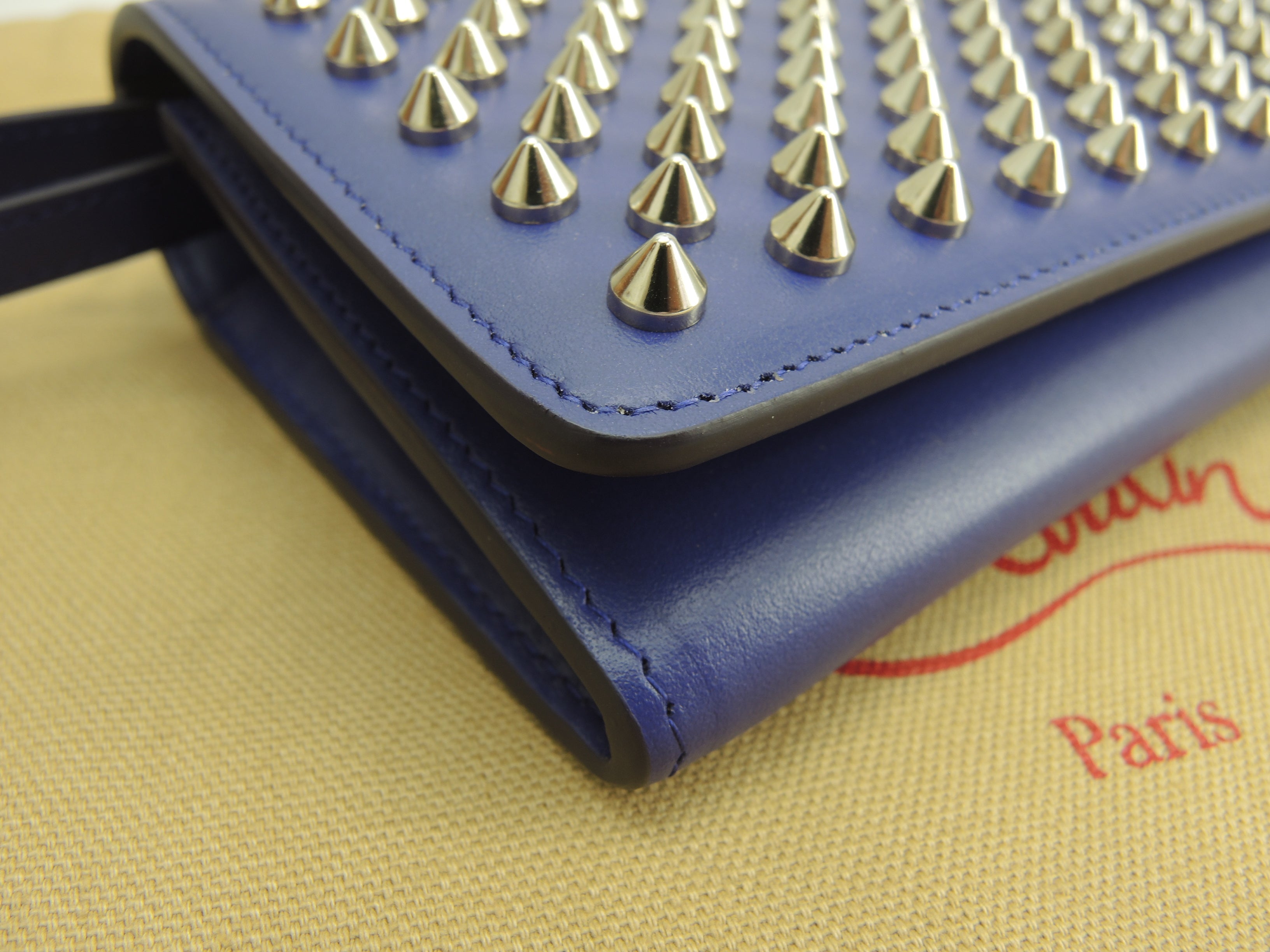 Christian Louboutin Macaron Pochette Portafoglio in pelle viola con borchie, nuovo con cartellino