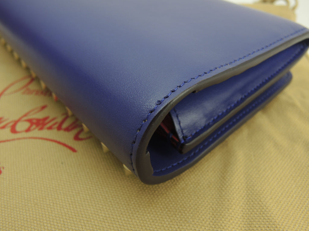 Christian Louboutin Macaron Pochette Portafoglio in pelle viola con borchie, nuovo con cartellino