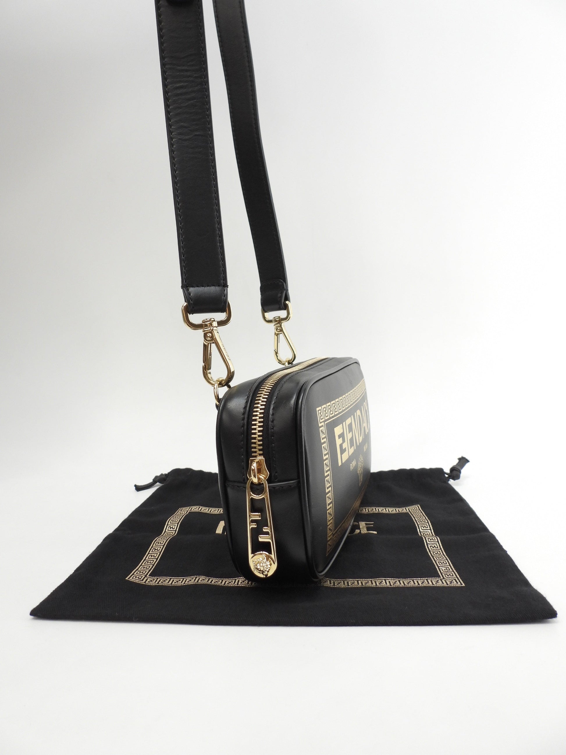 Fendi x Versace Pochette Fendace Pelle Nera Borsa a Tracolla Inutilizzata @ 1