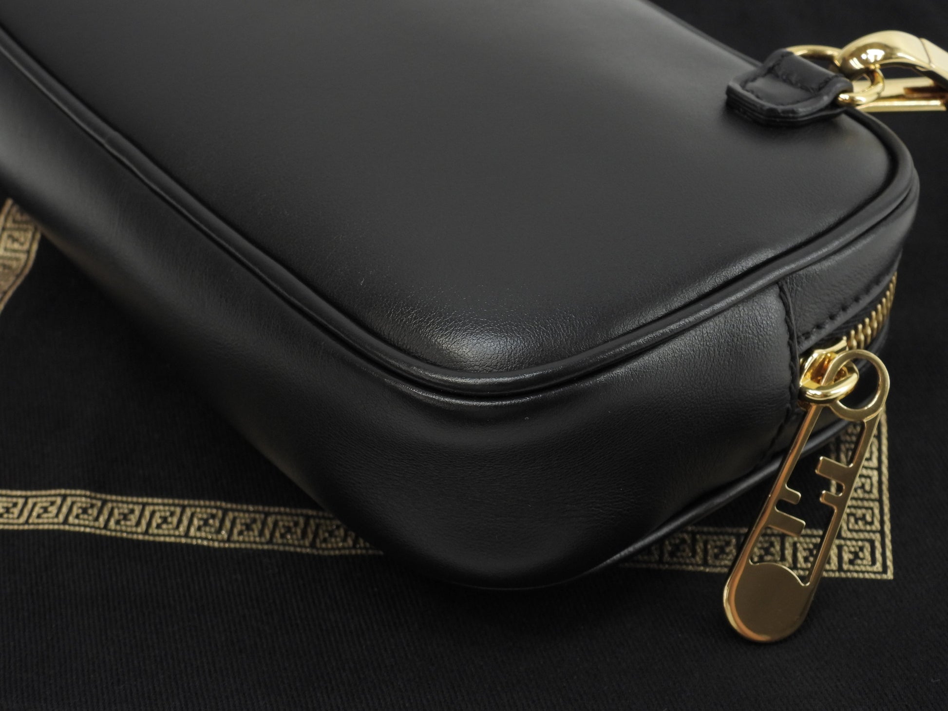 Fendi x Versace Pochette Fendace Pelle Nera Borsa a Tracolla Inutilizzata @ 1