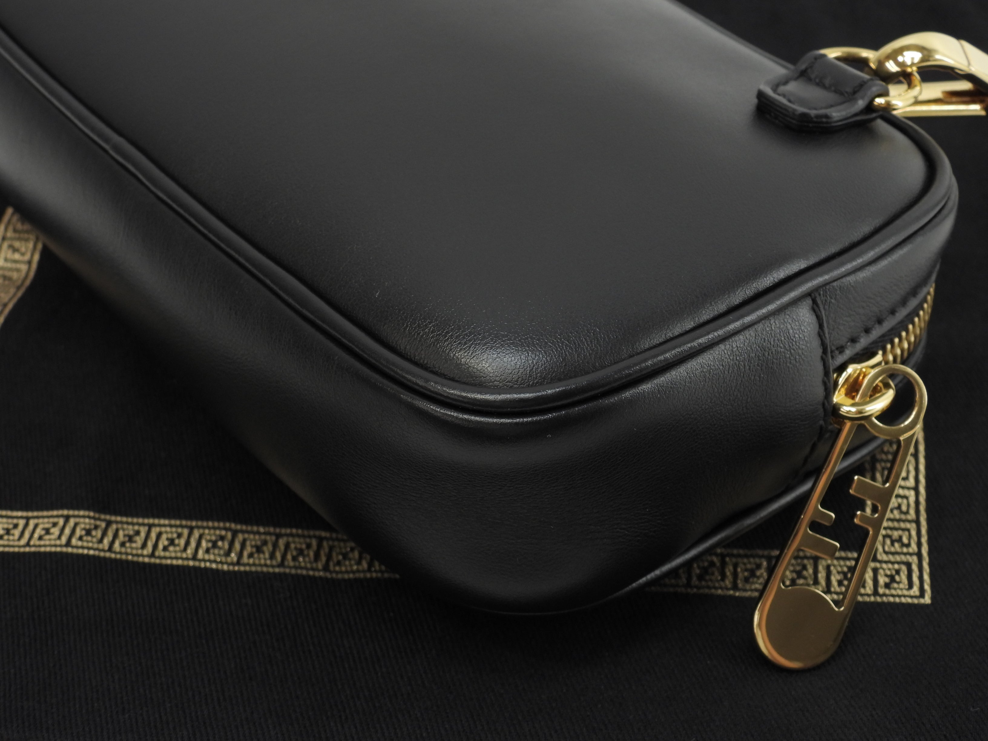 Fendi x Versace Pochette Fendace Pelle Nera Borsa a Tracolla Inutilizzata @ 1
