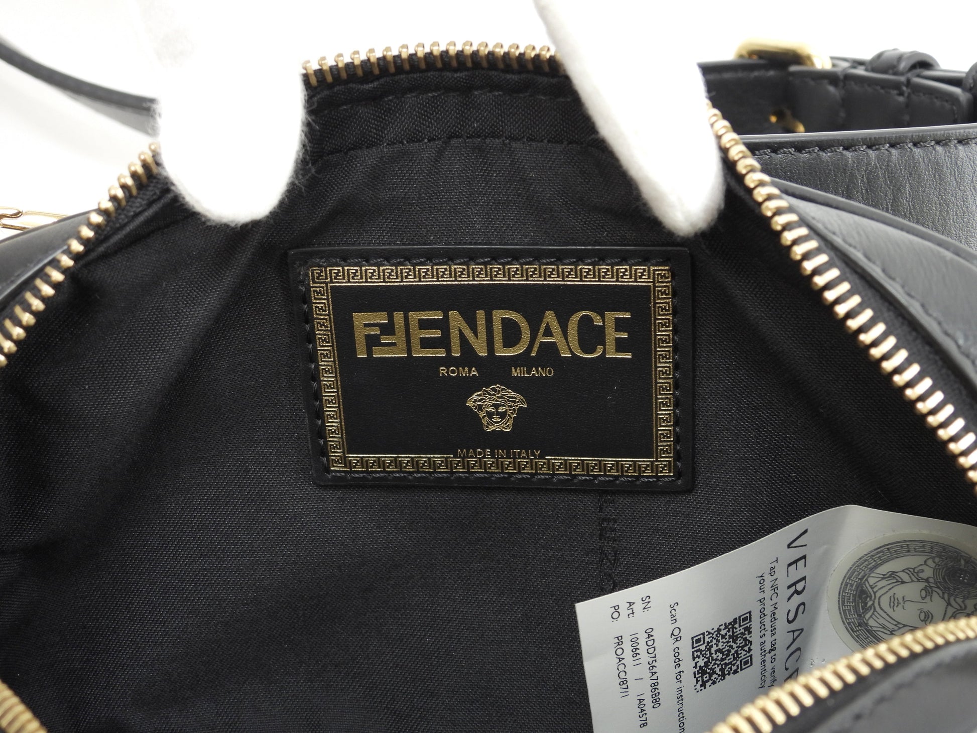 Fendi x Versace Pochette Fendace Pelle Nera Borsa a Tracolla Inutilizzata @ 1