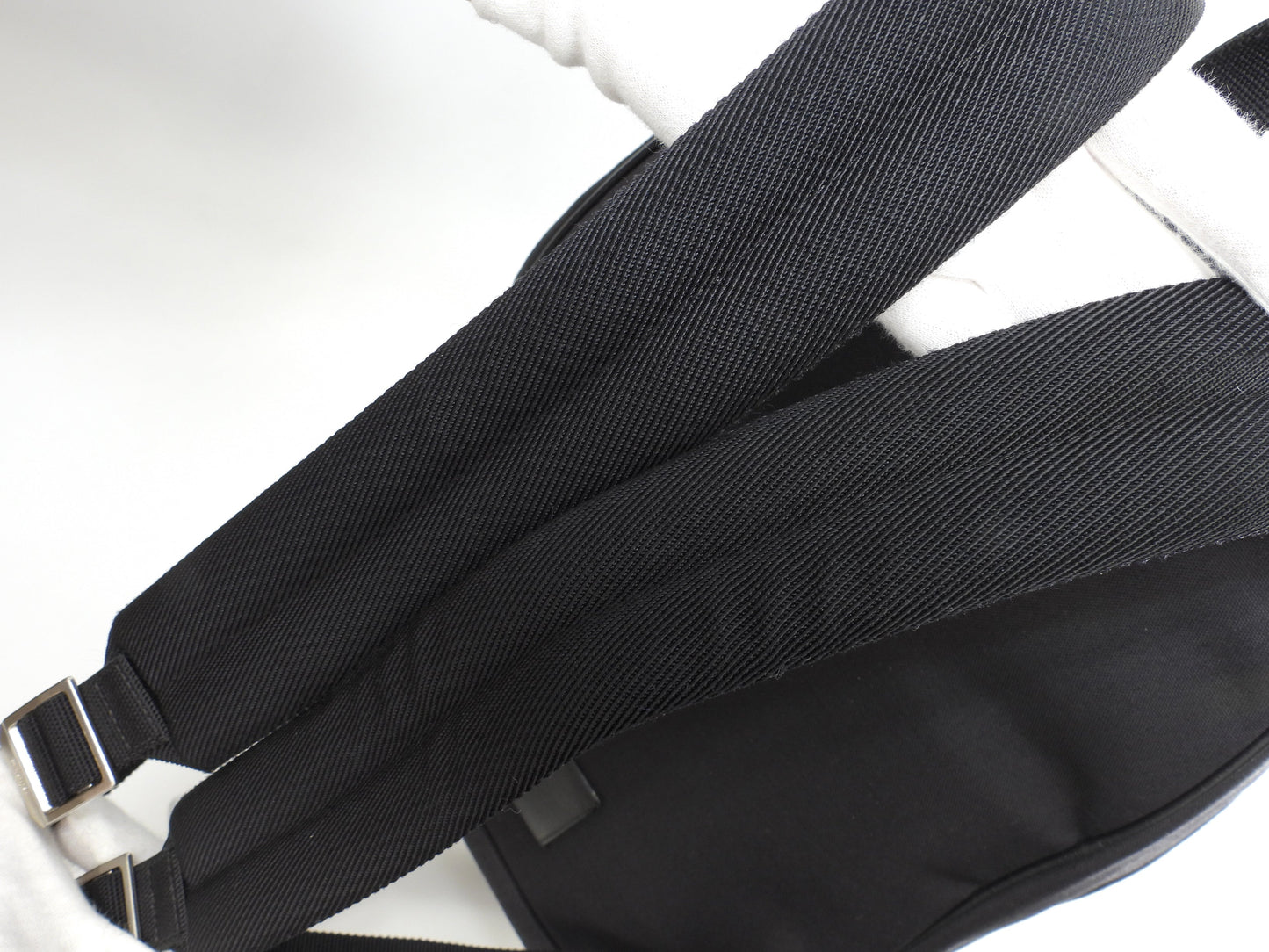 Zaino Saint Laurent con stelle in nylon e pelle nera, borsa a tracolla, in ottime condizioni @ 3