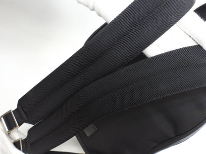 Zaino Saint Laurent con stelle in nylon e pelle nera, borsa a tracolla, in ottime condizioni @ 3