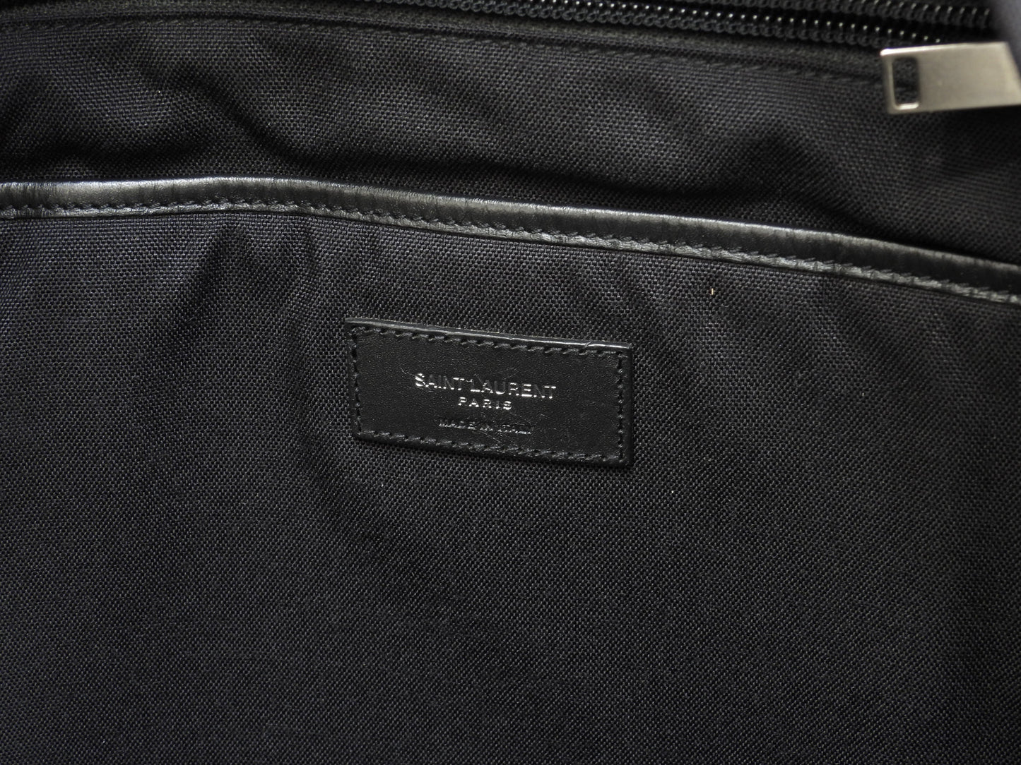 Zaino Saint Laurent con stelle in nylon e pelle nera, borsa a tracolla, in ottime condizioni @ 3