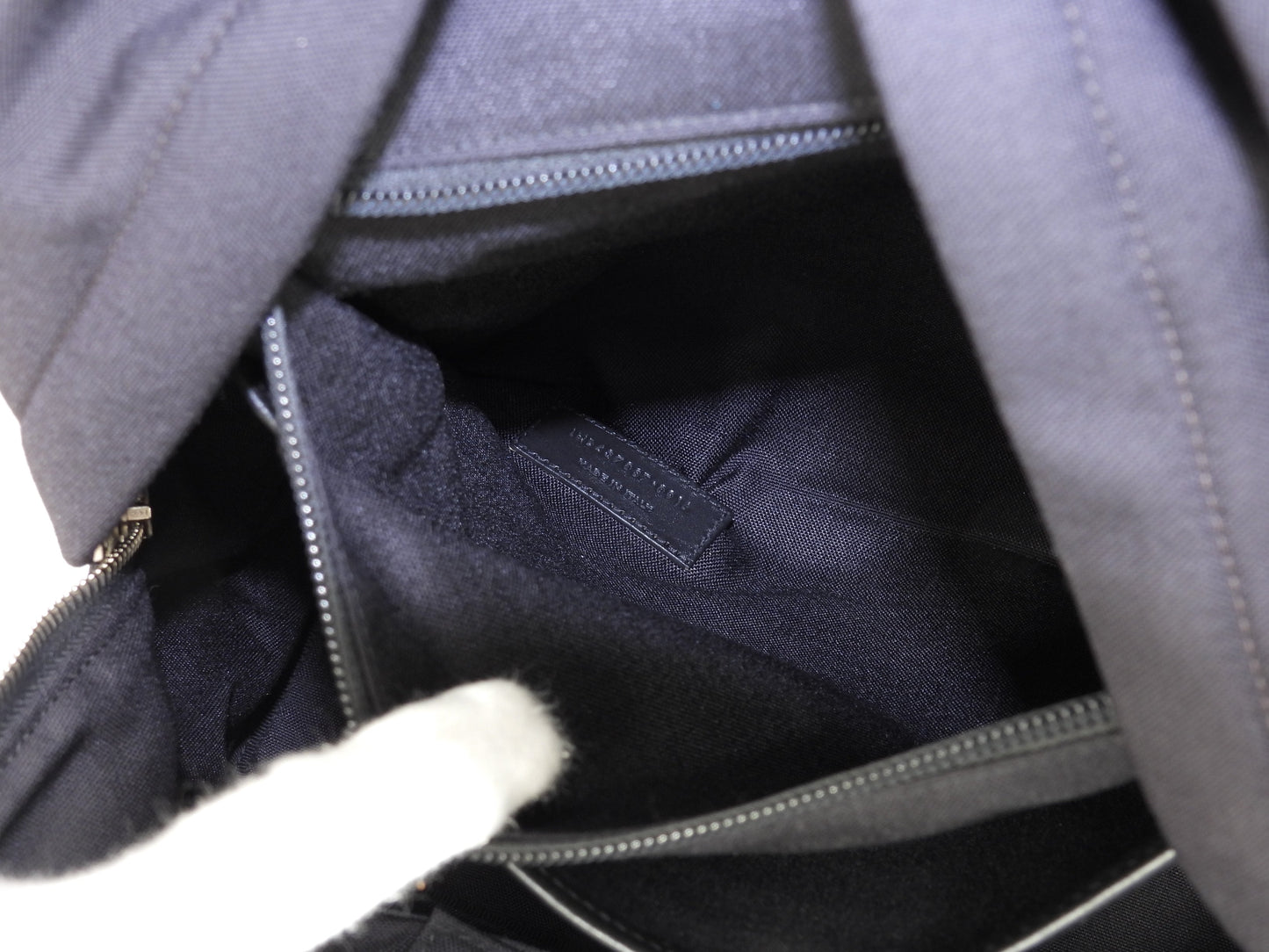 Zaino Saint Laurent con stelle in nylon e pelle nera, borsa a tracolla, in ottime condizioni @ 3
