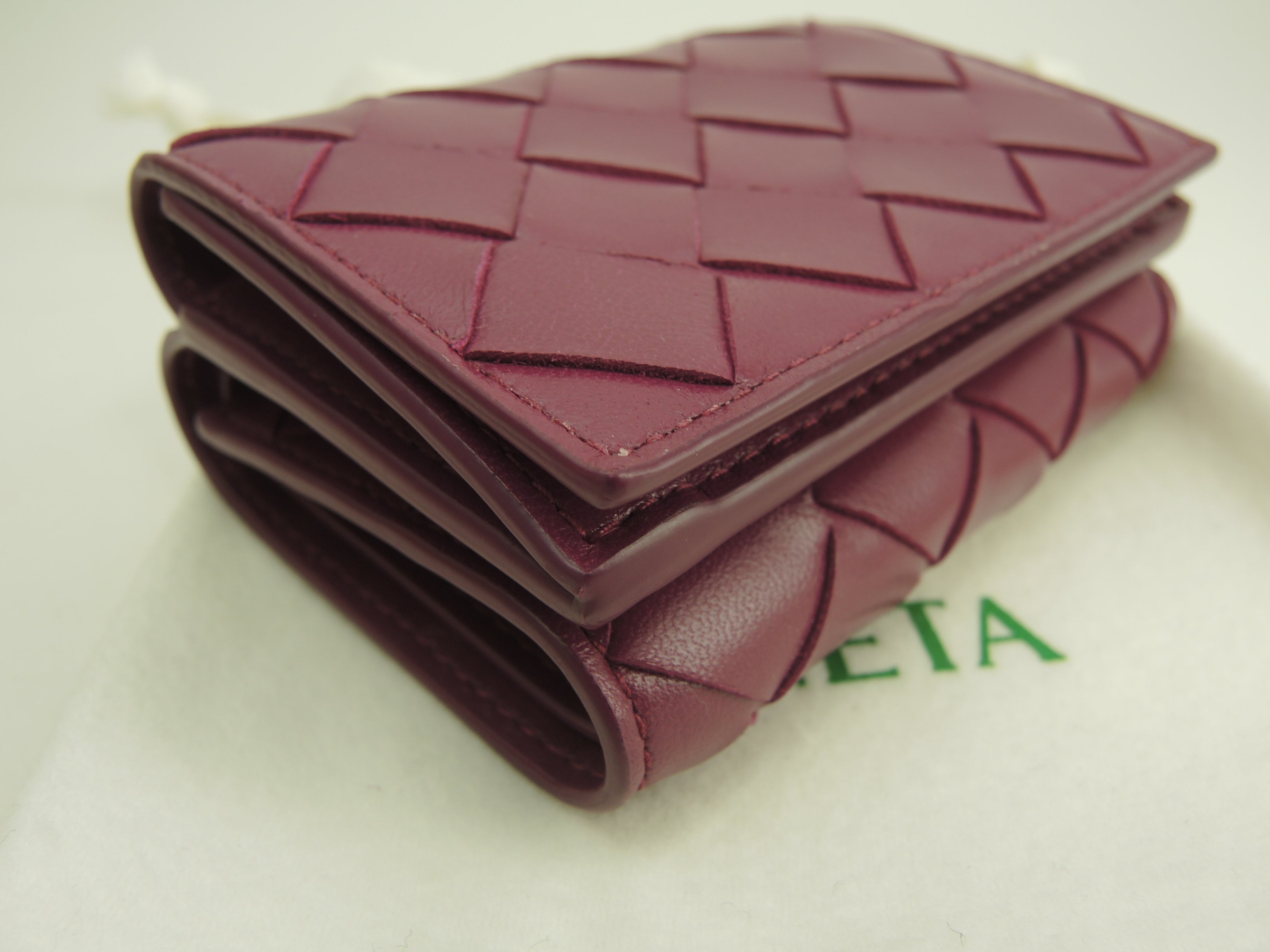 Bottega Veneta mini portafoglio, interno in pelle Intrecciato rosa scuro, portafoglio compatto, mai usato @P01926694E