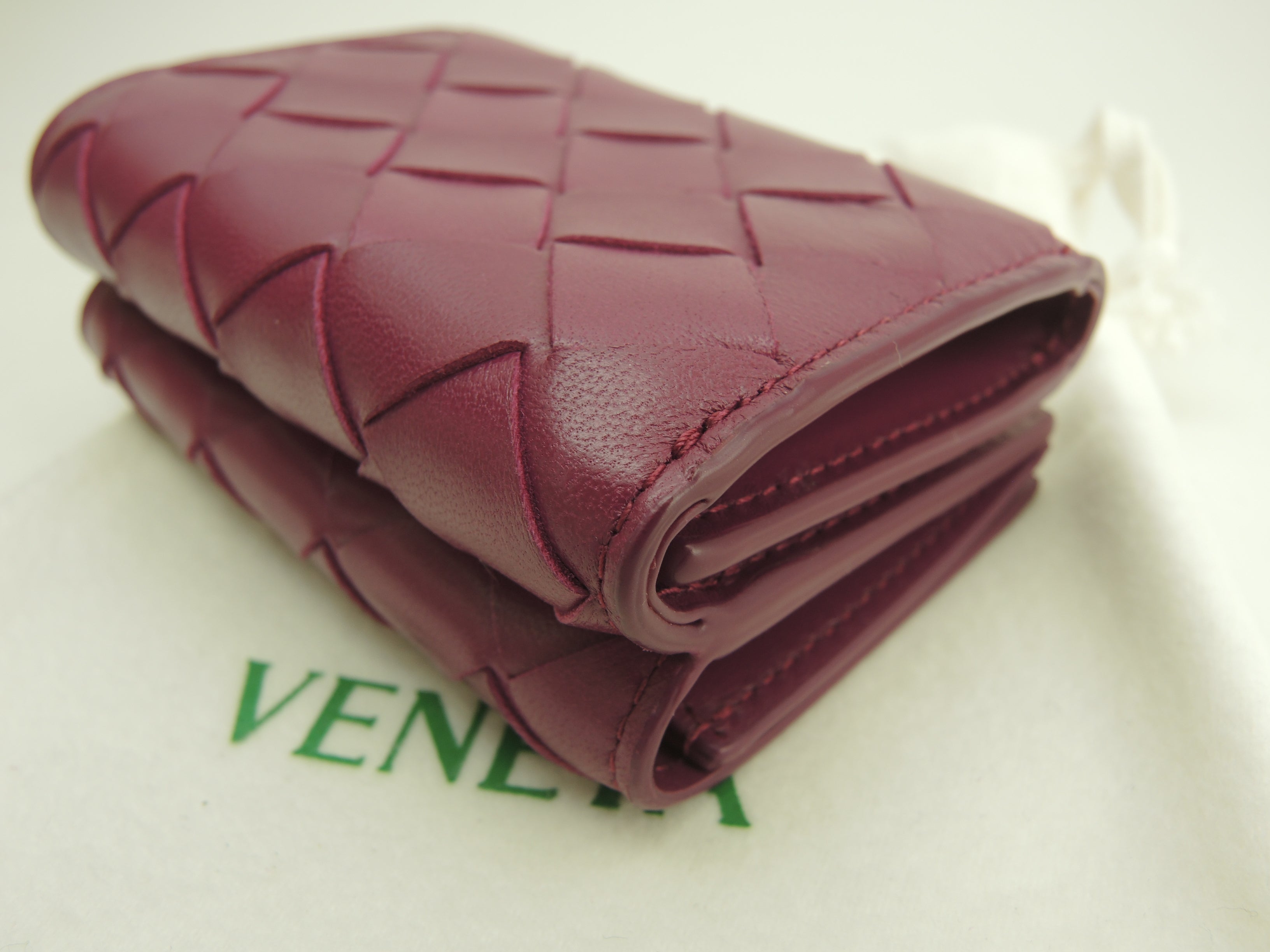 Bottega Veneta mini portafoglio, interno in pelle Intrecciato rosa scuro, portafoglio compatto, mai usato @P01926694E