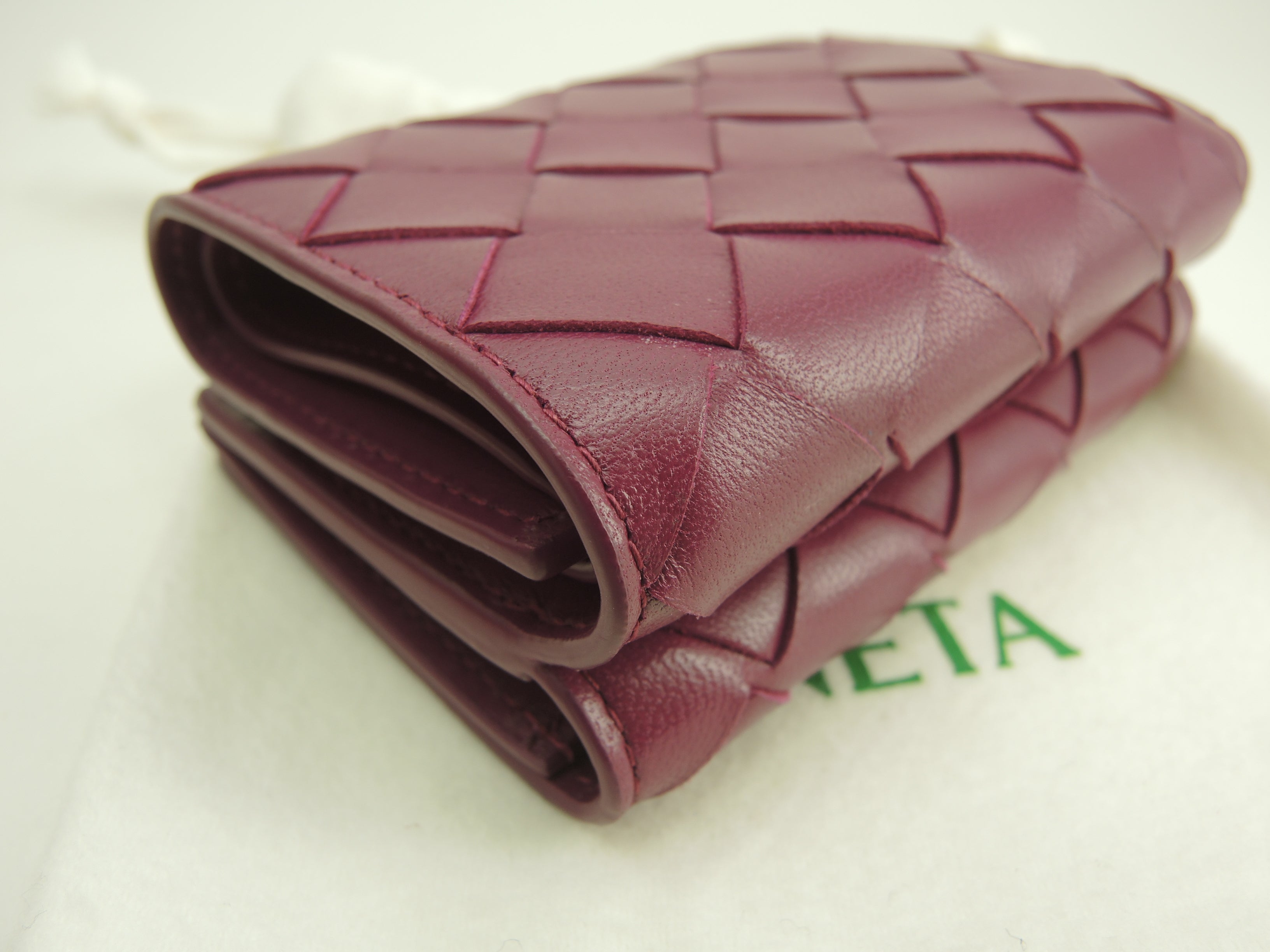 Bottega Veneta mini portafoglio, interno in pelle Intrecciato rosa scuro, portafoglio compatto, mai usato @P01926694E