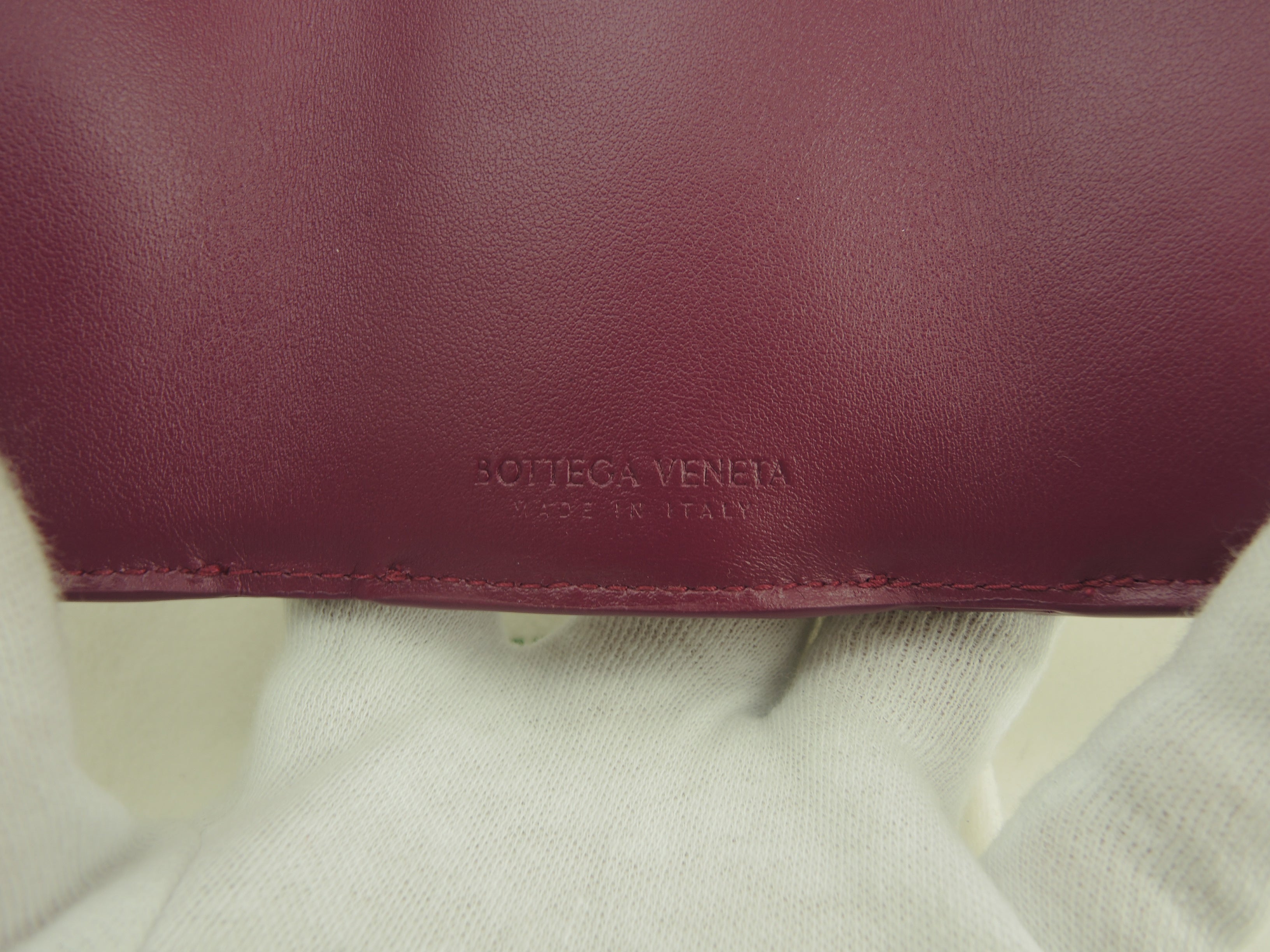 Bottega Veneta mini portafoglio, interno in pelle Intrecciato rosa scuro, portafoglio compatto, mai usato @P01926694E