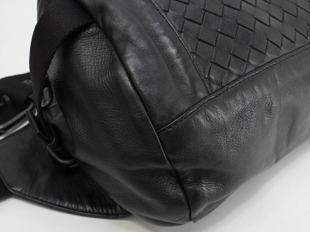 Bottega Veneta marsupio Intrecciato in pelle nera con marsupio a tracolla @B03658988E
