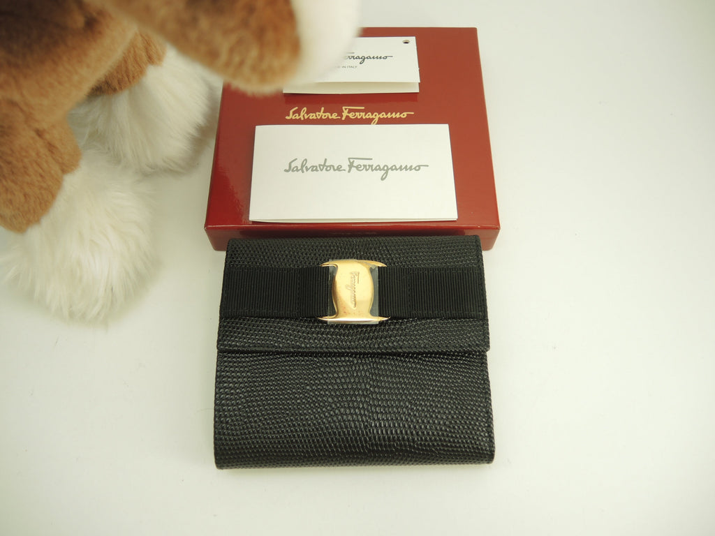 Salvatore Ferragamo Portafoglio compatto Vara in pelle nera, portafoglio a doppio bottone con chiusura a clip, nuovo @IK-22-0141
