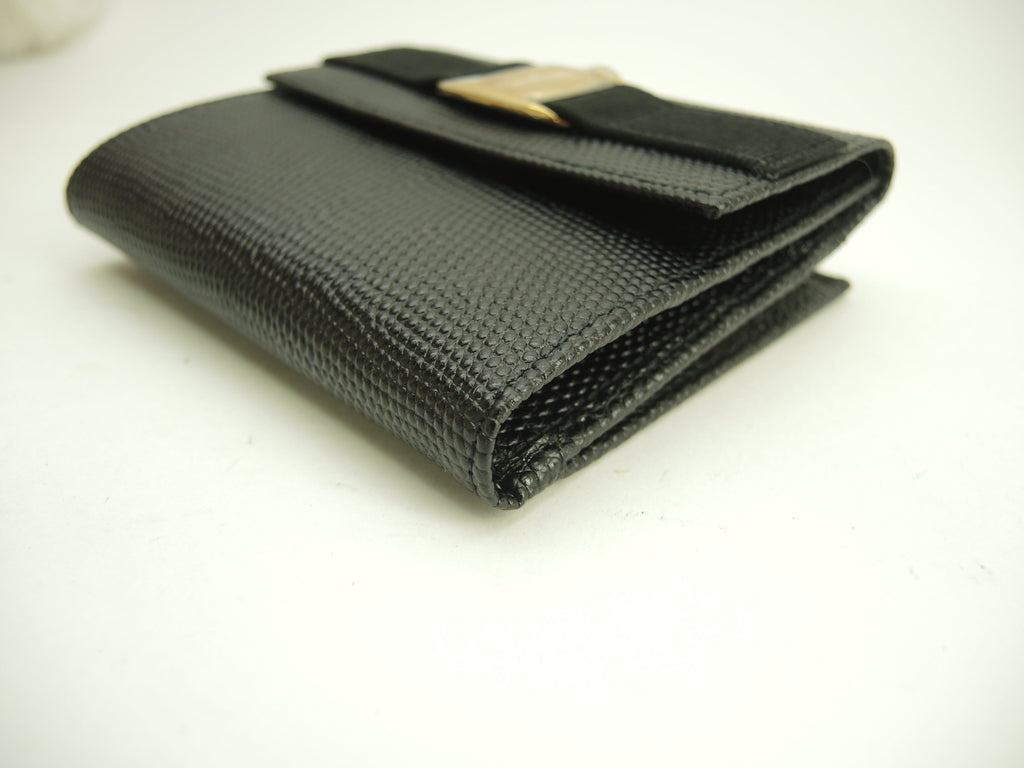 Salvatore Ferragamo Portafoglio compatto Vara in pelle nera, portafoglio a doppio bottone con chiusura a clip, nuovo @IK-22-0141