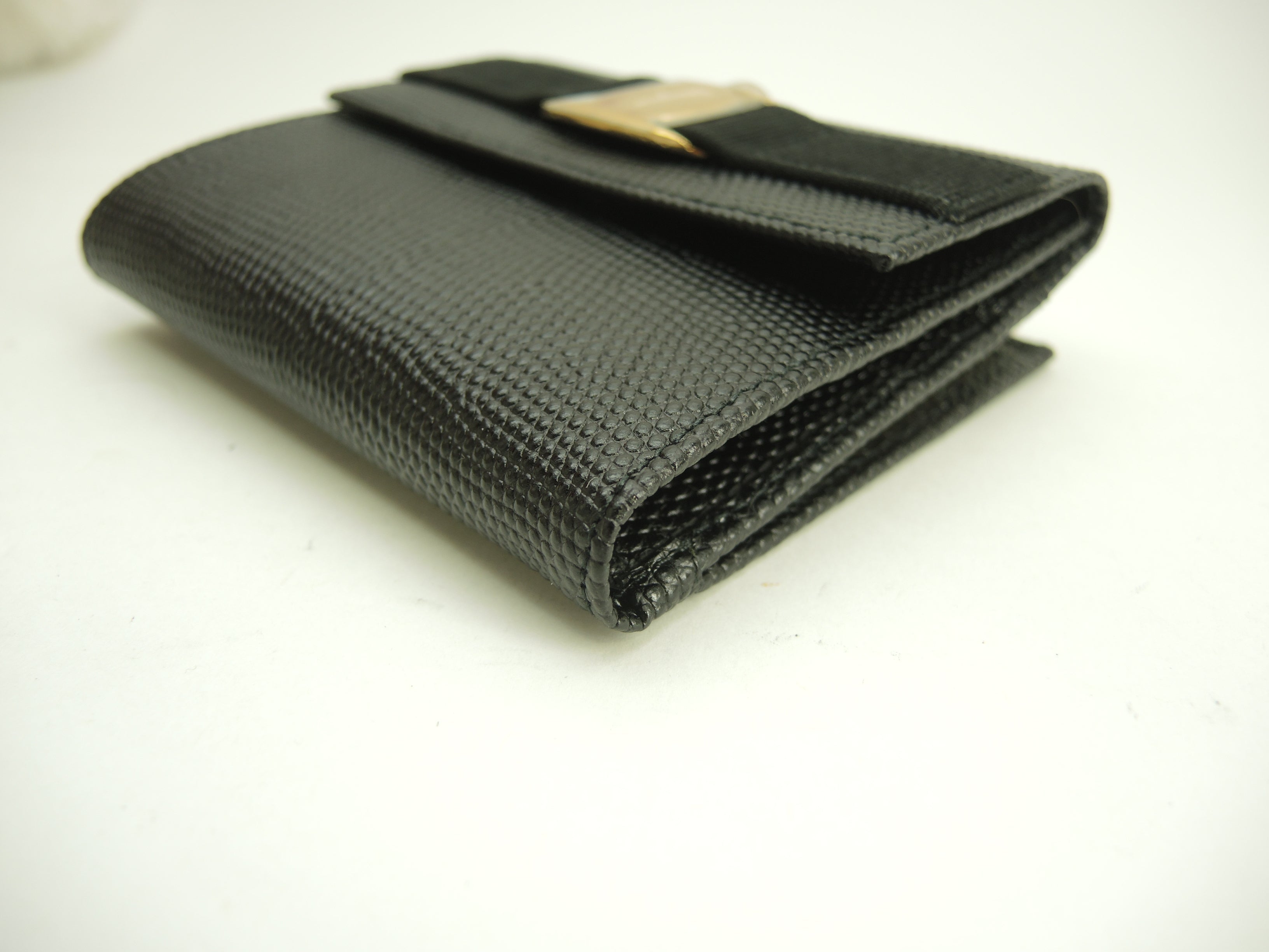 Salvatore Ferragamo Portafoglio compatto Vara in pelle nera, portafoglio a doppio bottone con chiusura a clip, nuovo @IK-22-0141