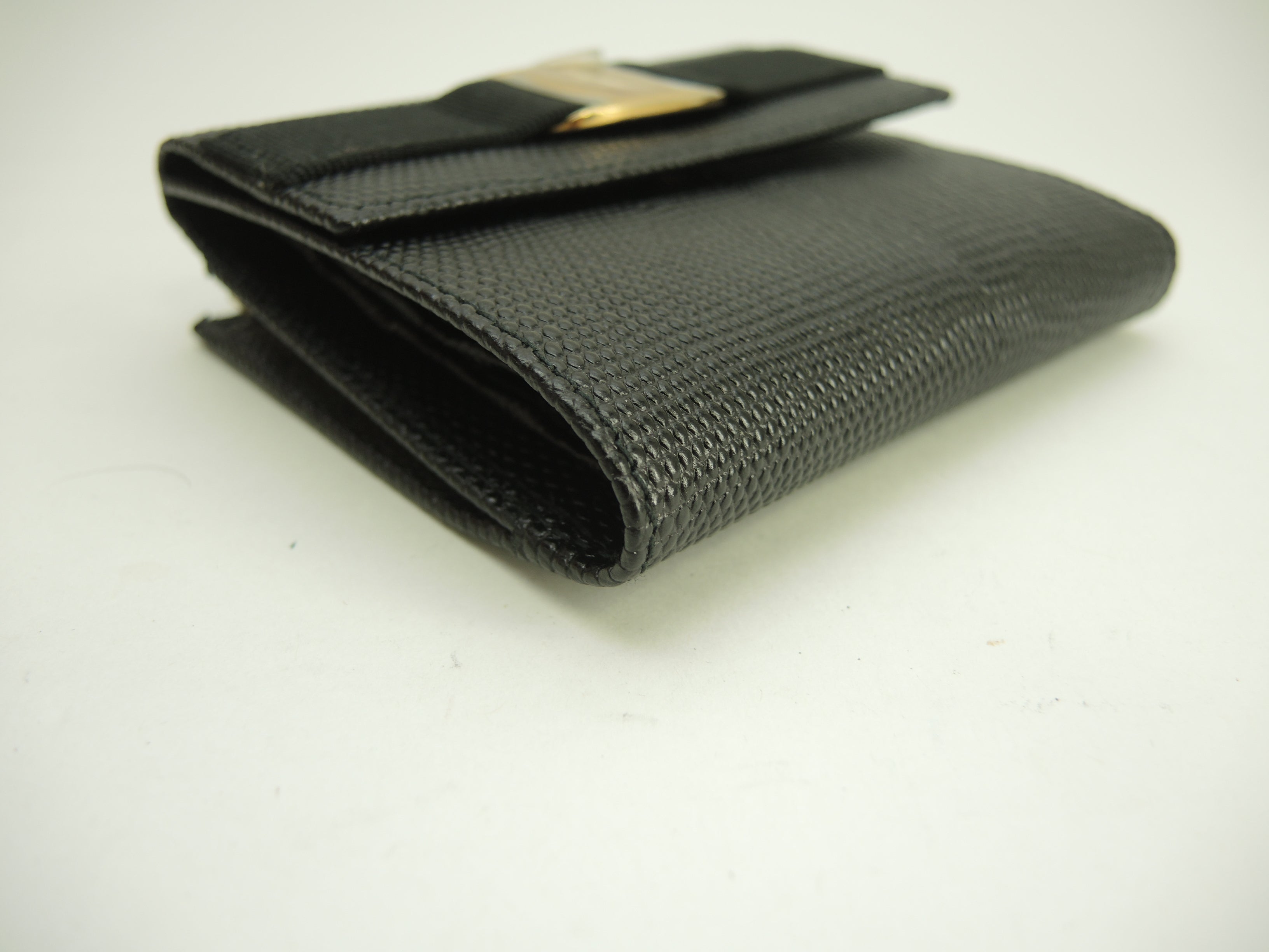 Salvatore Ferragamo Portafoglio compatto Vara in pelle nera, portafoglio a doppio bottone con chiusura a clip, nuovo @IK-22-0141