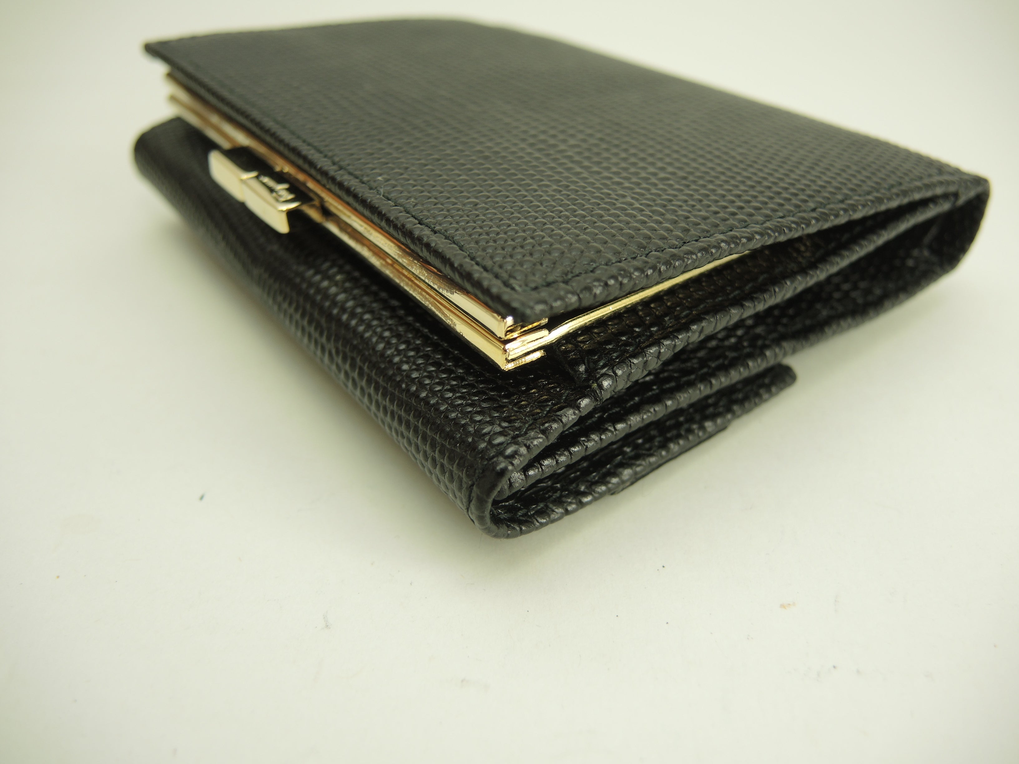 Salvatore Ferragamo Portafoglio compatto Vara in pelle nera, portafoglio a doppio bottone con chiusura a clip, nuovo @IK-22-0141