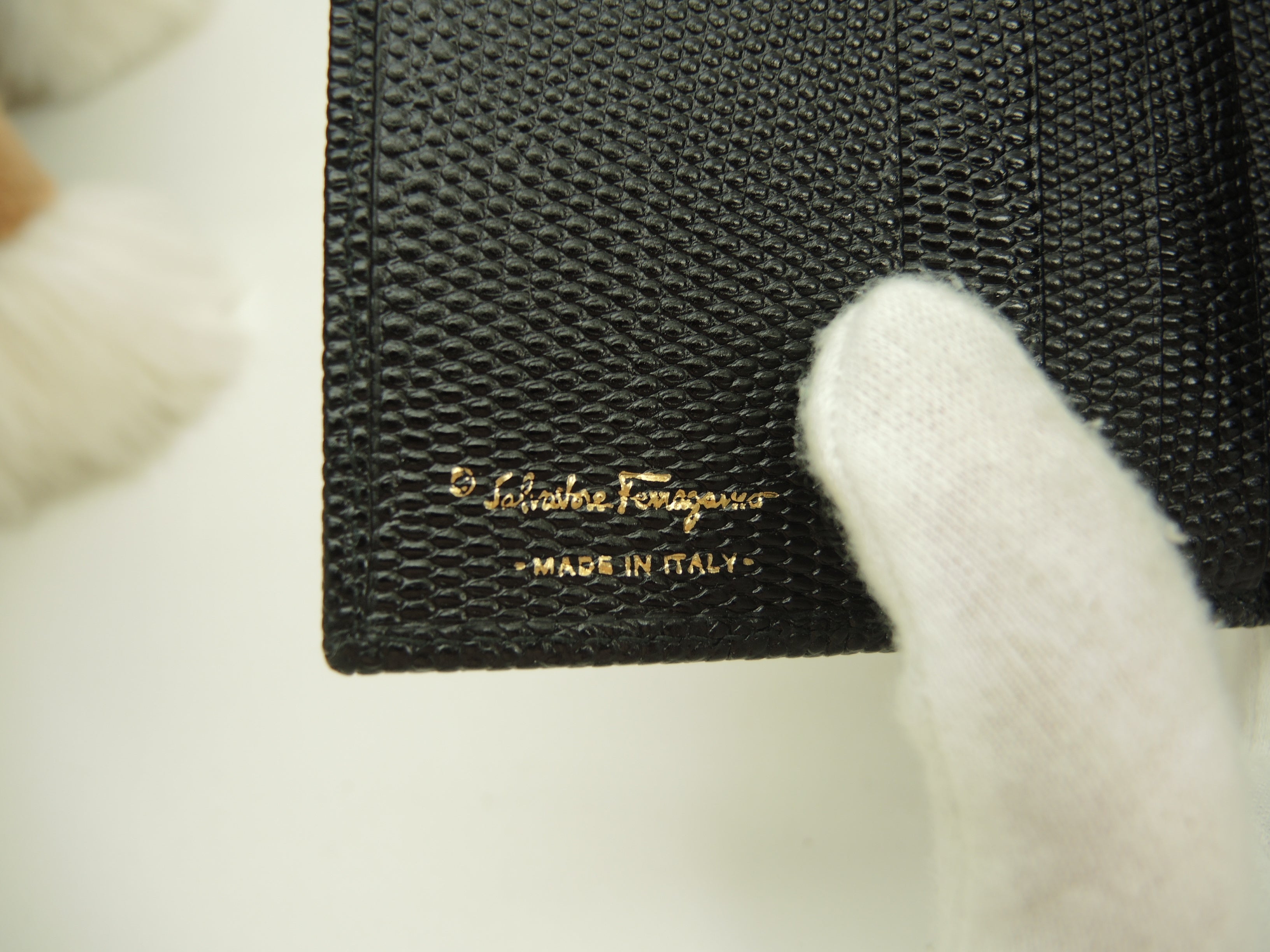 Salvatore Ferragamo Portafoglio compatto Vara in pelle nera, portafoglio a doppio bottone con chiusura a clip, nuovo @IK-22-0141